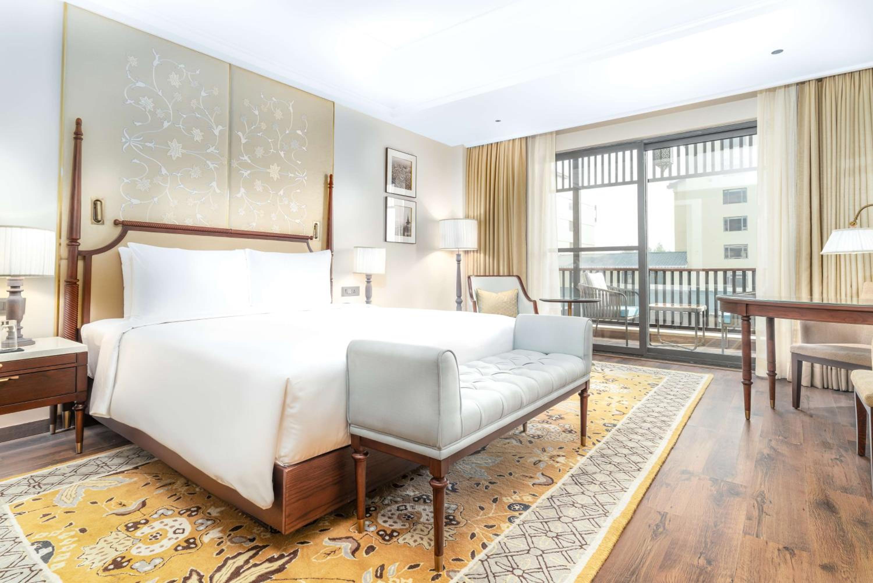 Collection Executive Room with Balcony - Photo 12