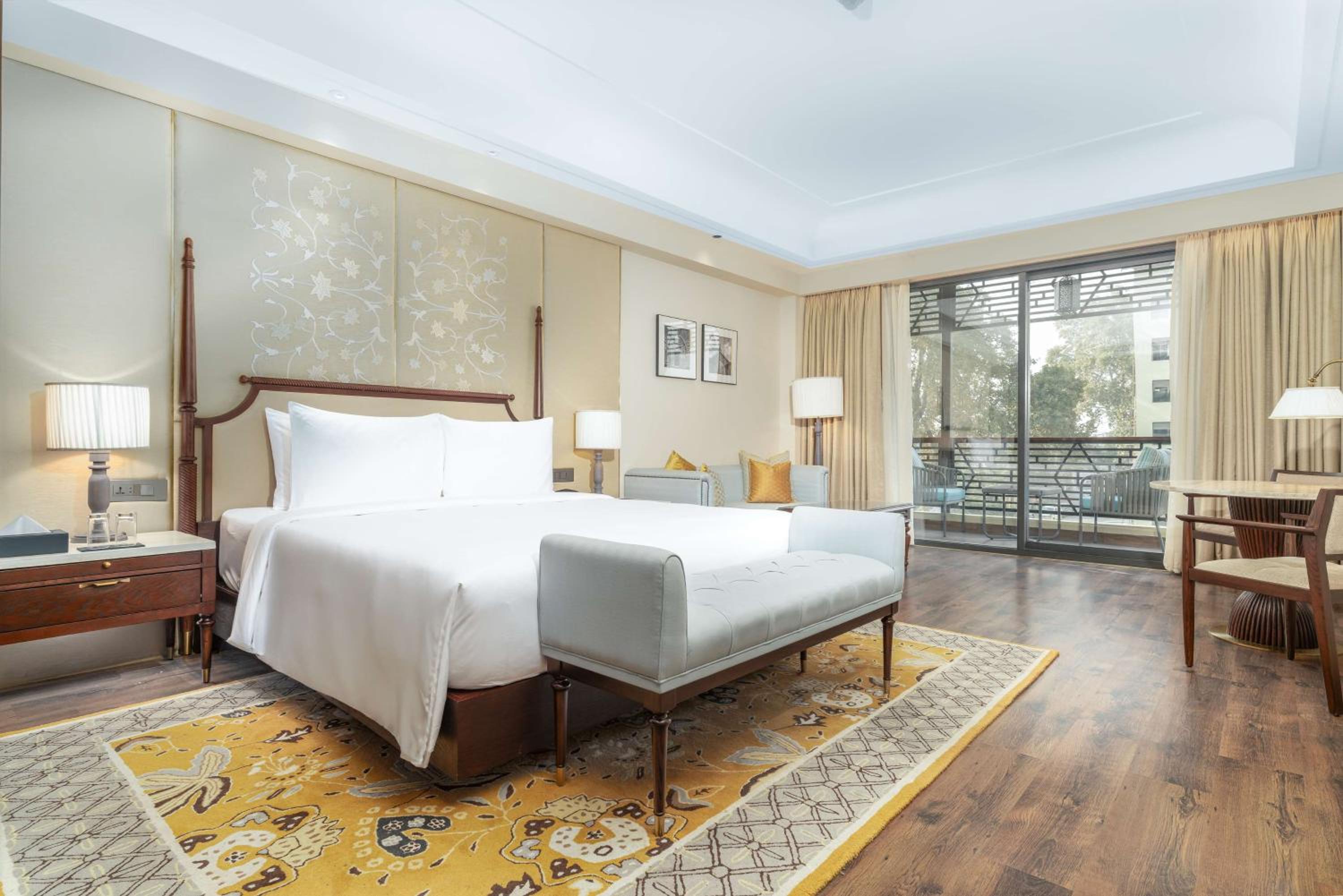 Collection Executive Room with Balcony - Photo 11