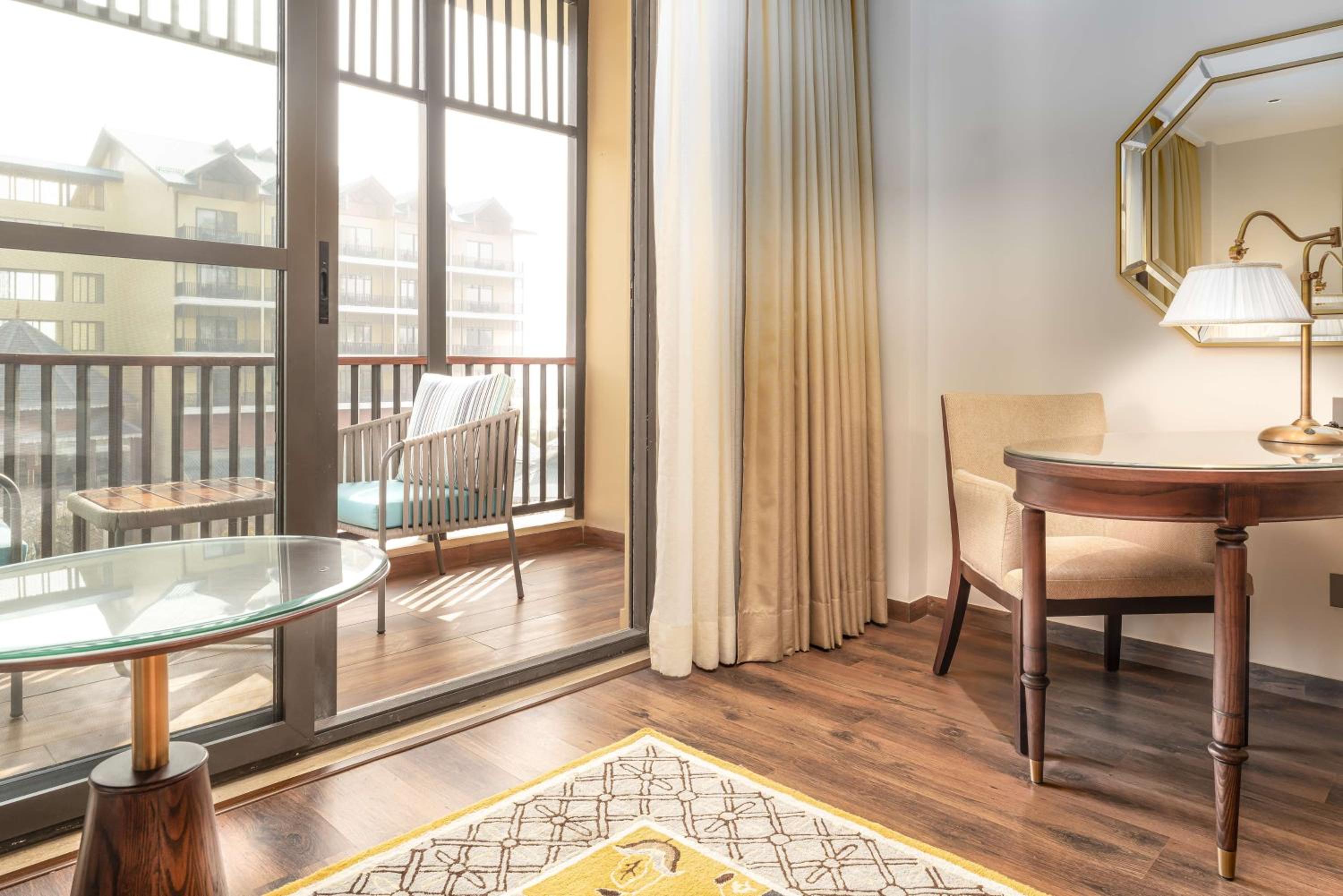 Collection Executive Room with Balcony - Photo 8
