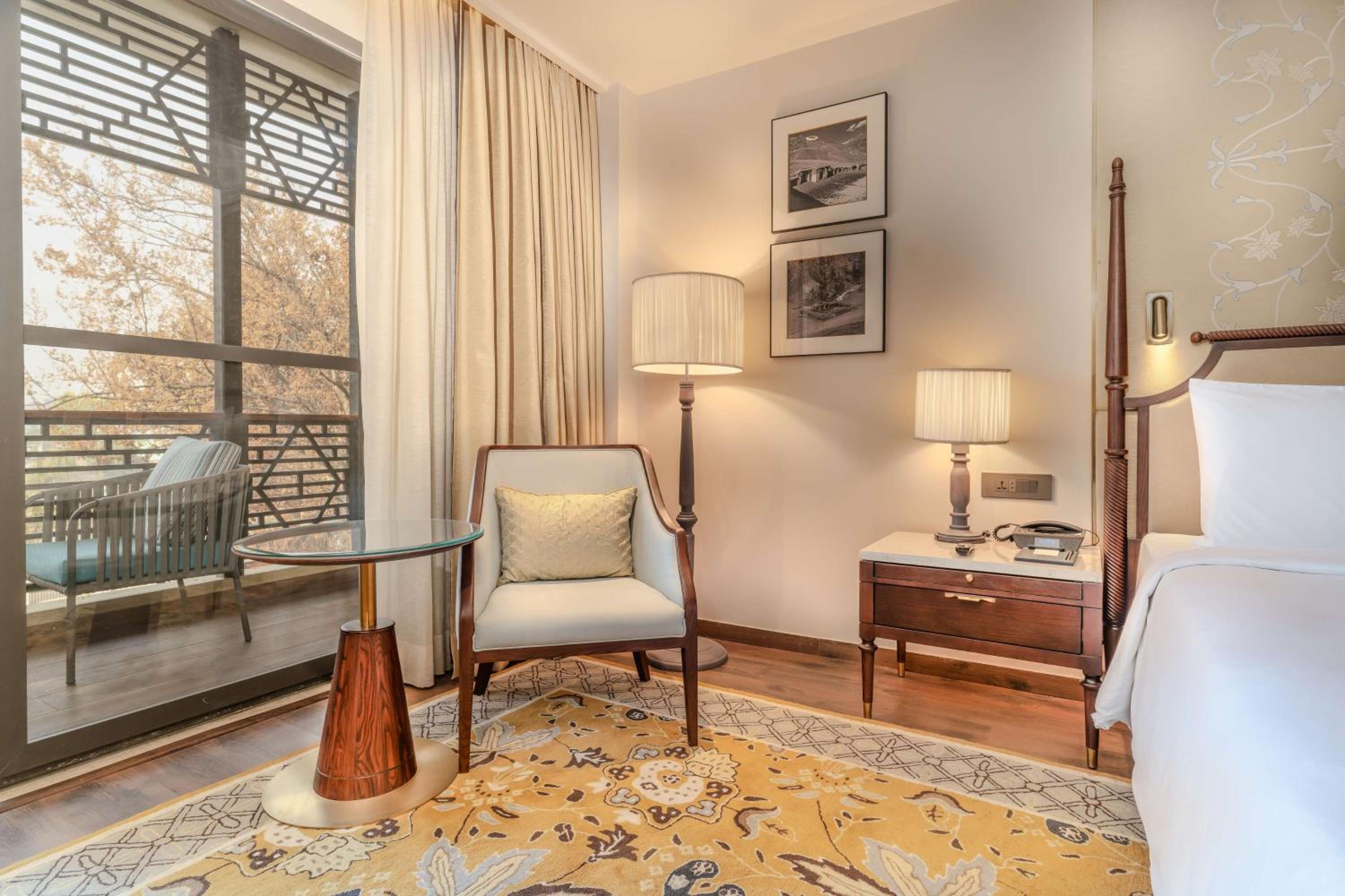 Collection Executive Room with Balcony - Photo 7