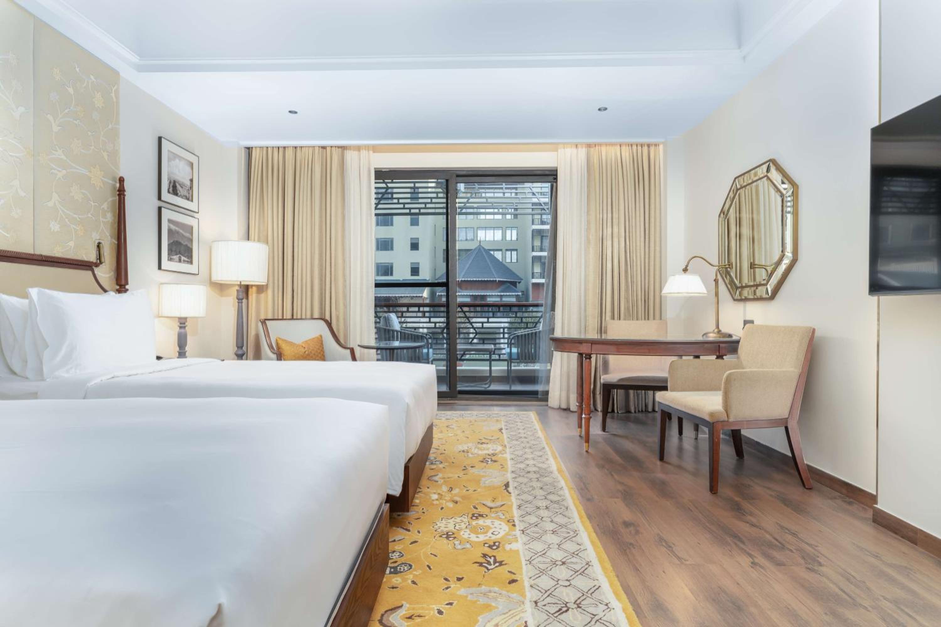 Collection Executive Room with Balcony - Photo 6
