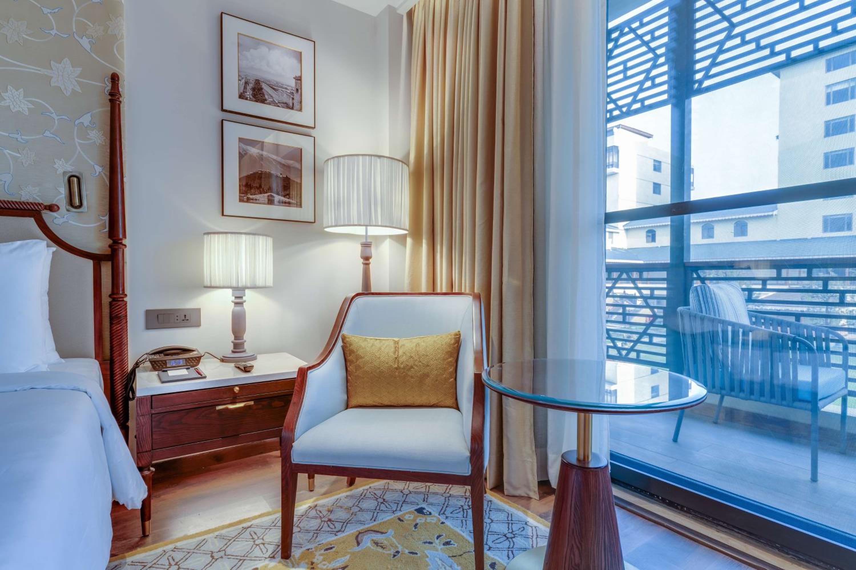 Collection Executive Room with Balcony - Photo 5