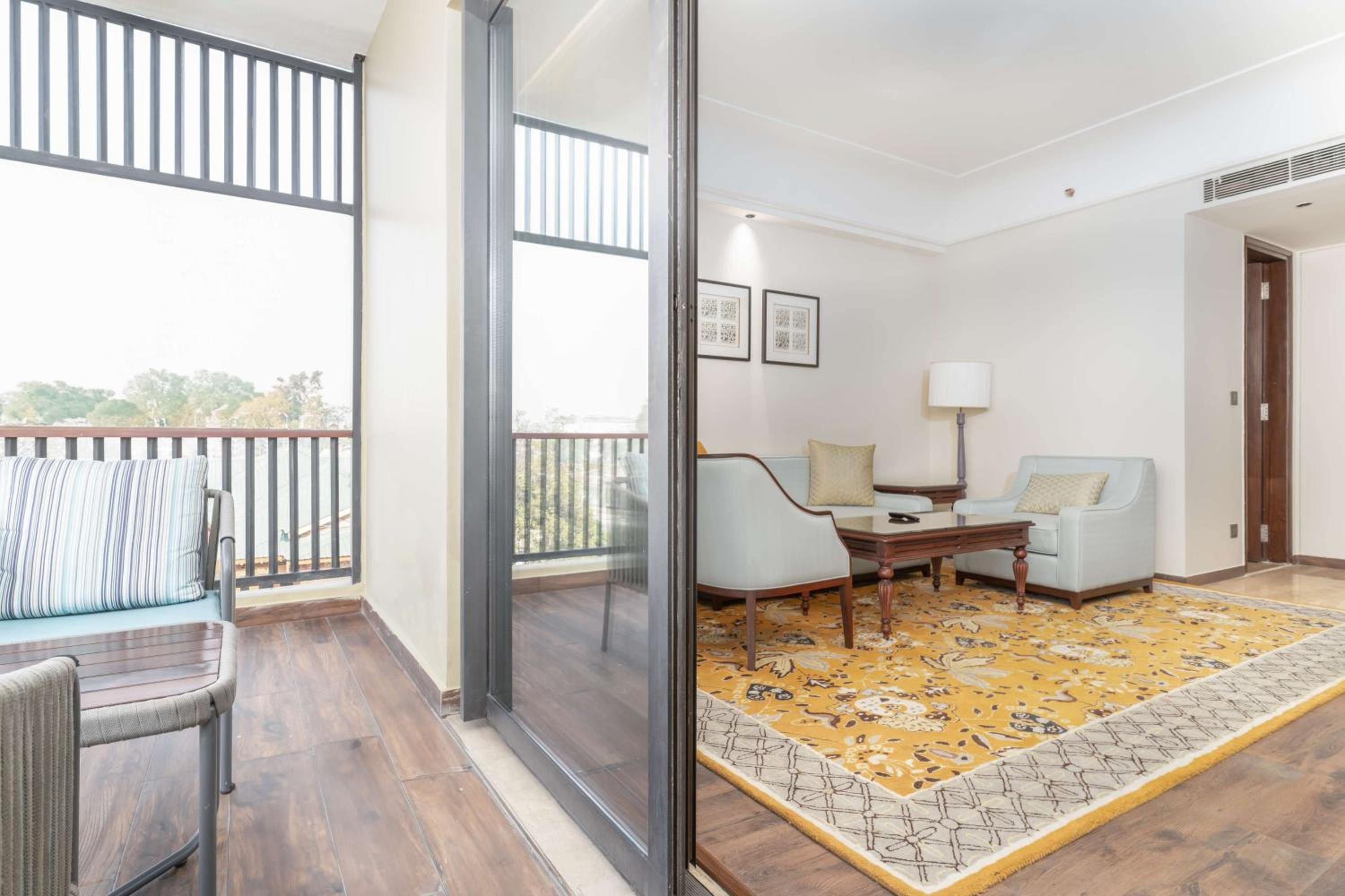 Collection Executive Room with Balcony - Photo 4