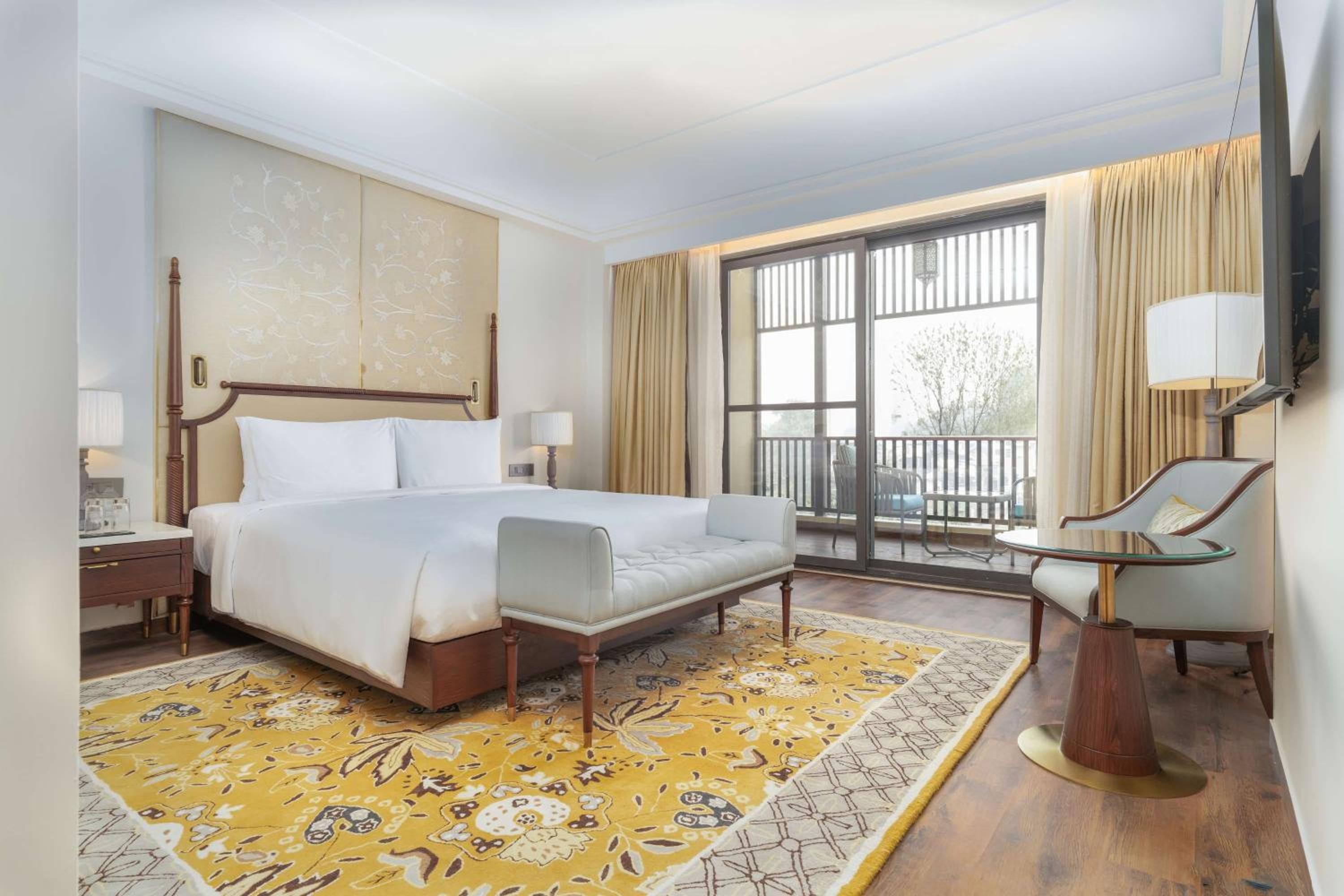 Collection Executive Room with Balcony - Photo 3