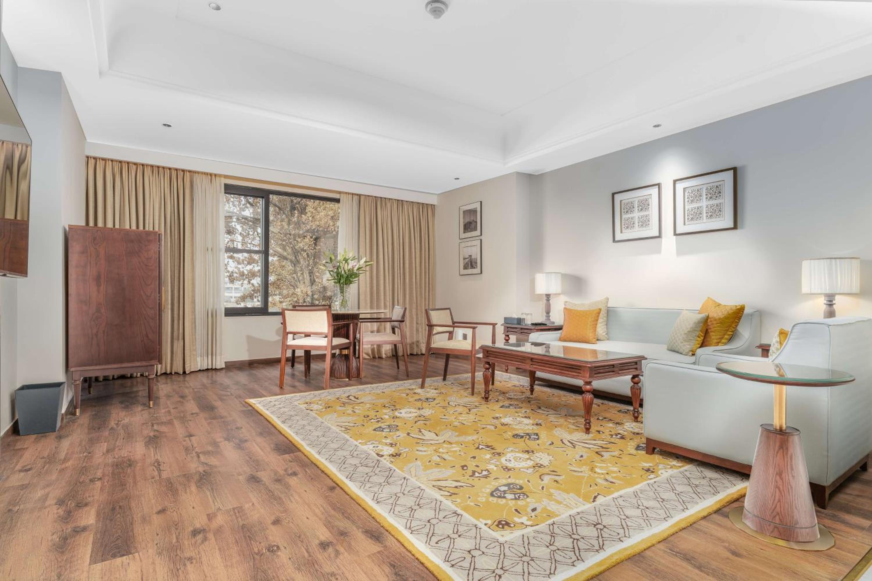 One-Bedroom Executive Suite - Photo 4