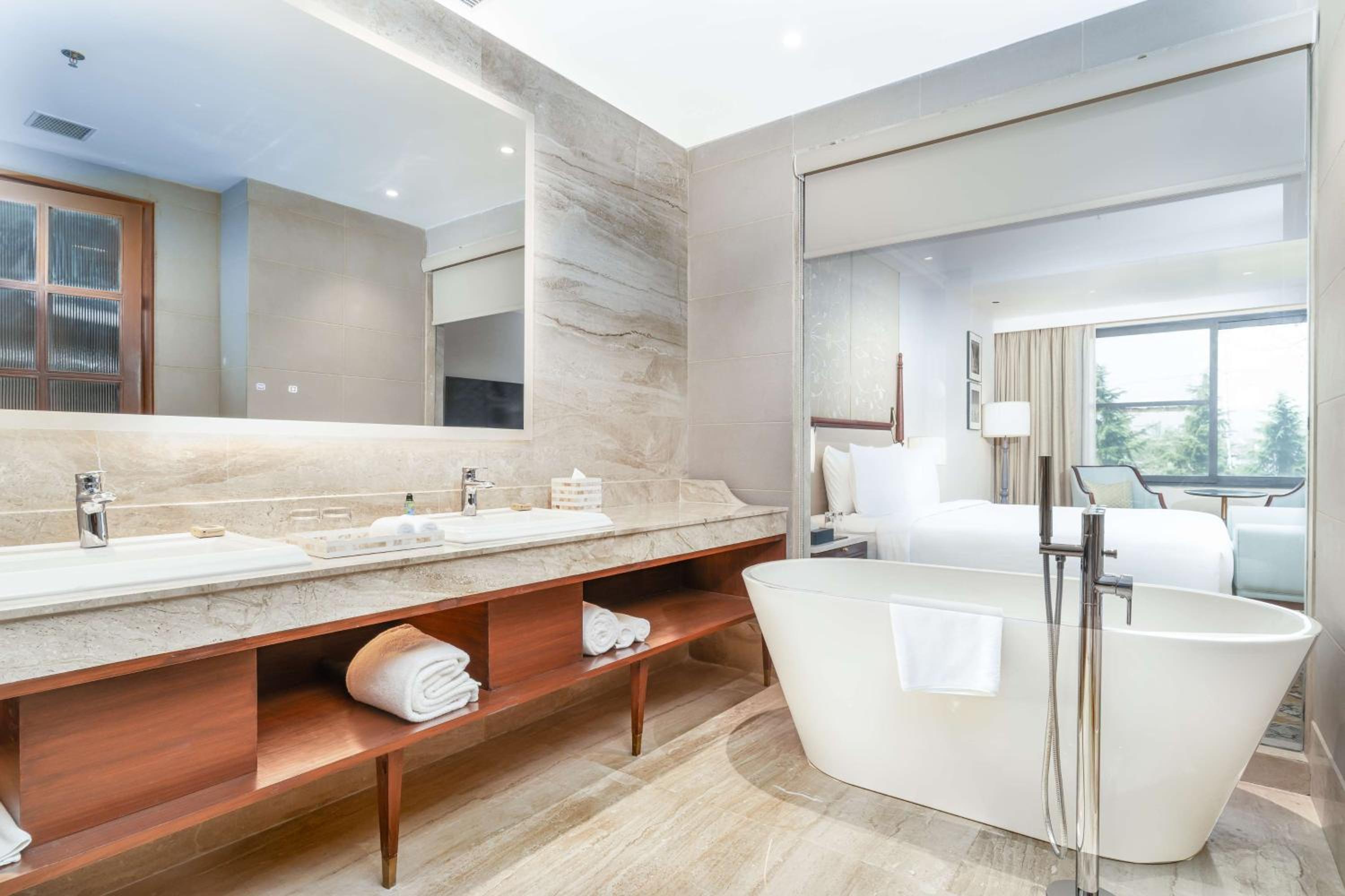 One-Bedroom Executive Suite - Photo 3