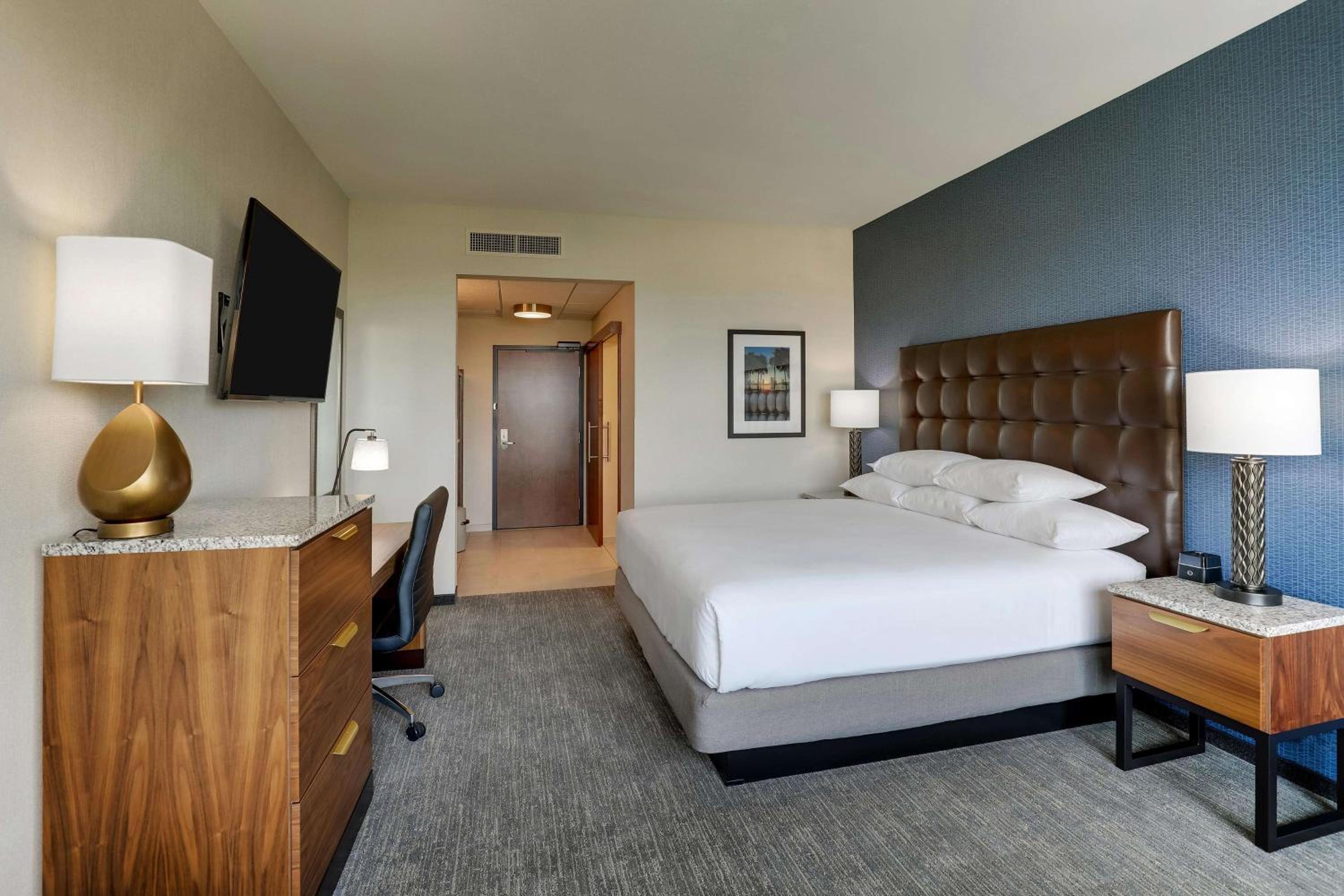 Deluxe King Room - Hearing Accessible, Roll-in Shower, Terrace photo 2