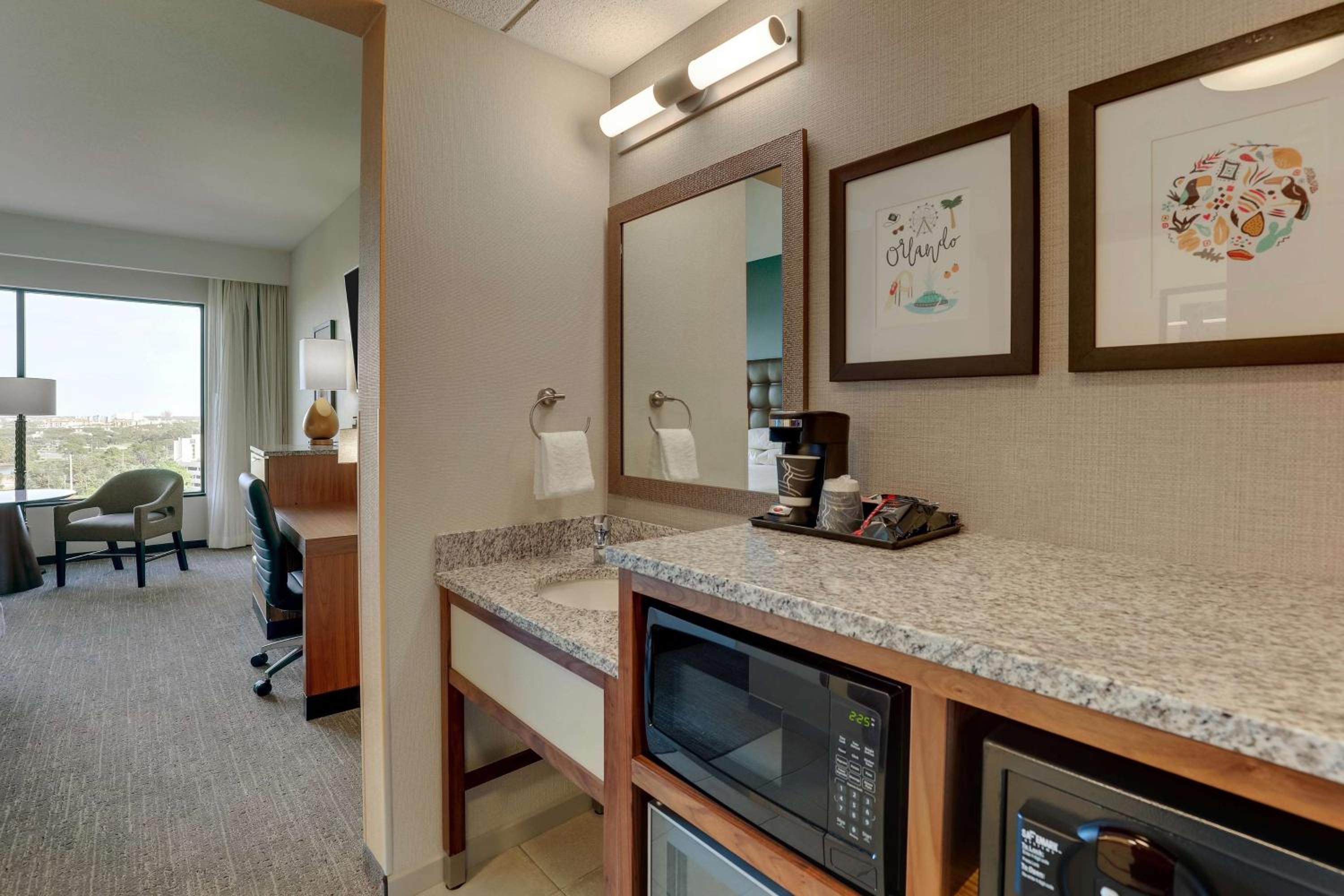 Deluxe King Room - Hearing Accessible, Roll-in Shower, Terrace photo 3