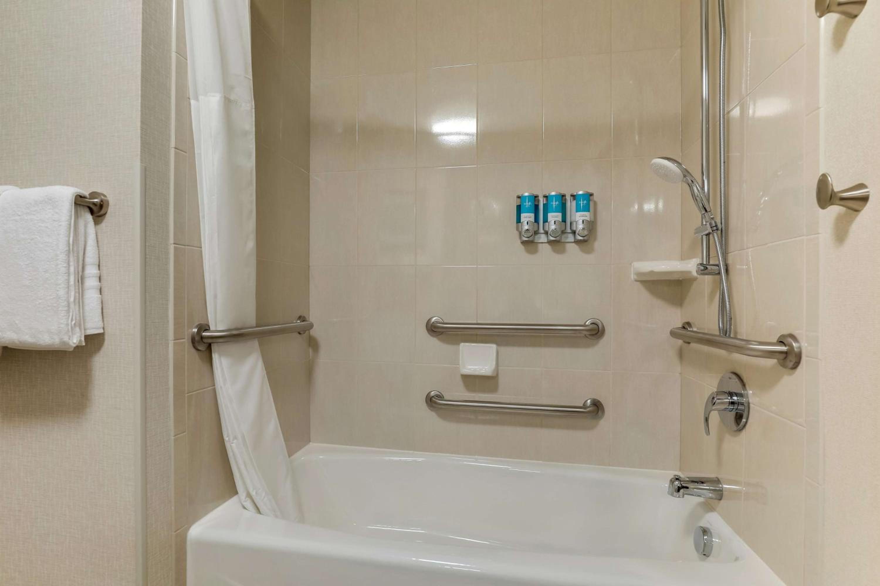 Deluxe King Room with Sofa Bed - Accessible, Tub, Terrace, Nightly views of area fireworks photo 3