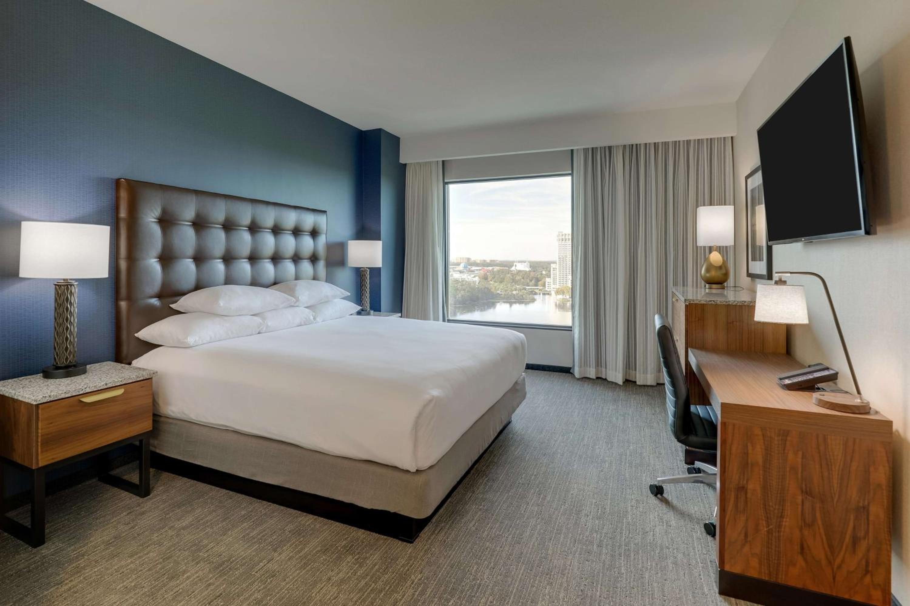 King Suite with Sofa Bed - Nightly views of area fireworks photo 2
