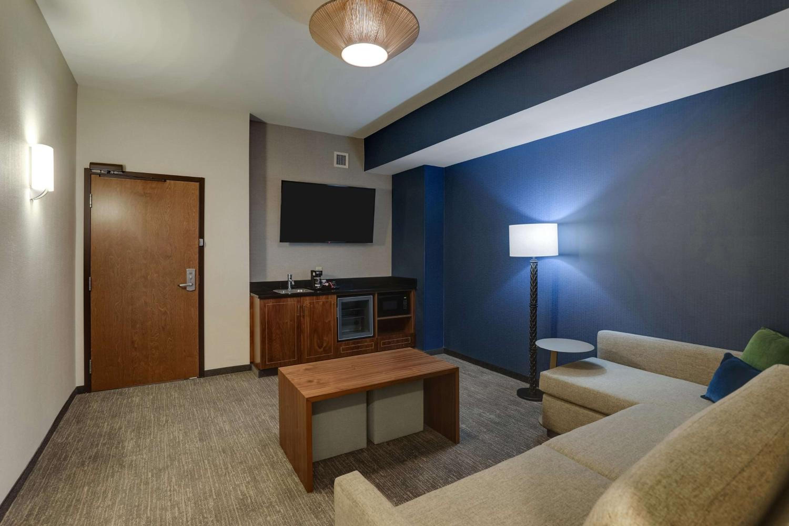 King Suite with Sofa Bed - Nightly views of area fireworks photo 3