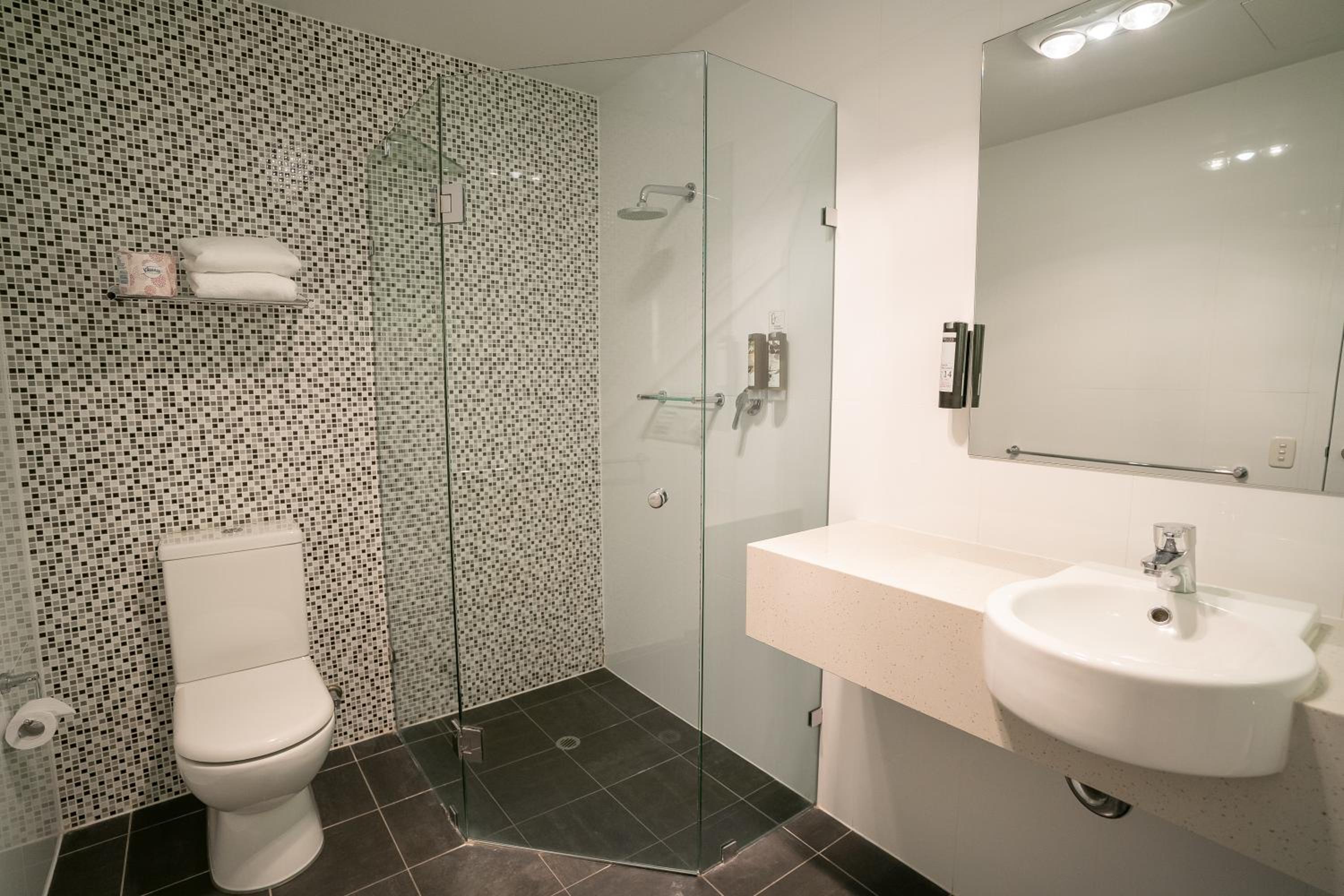 Deluxe King Suite - Photo 5
