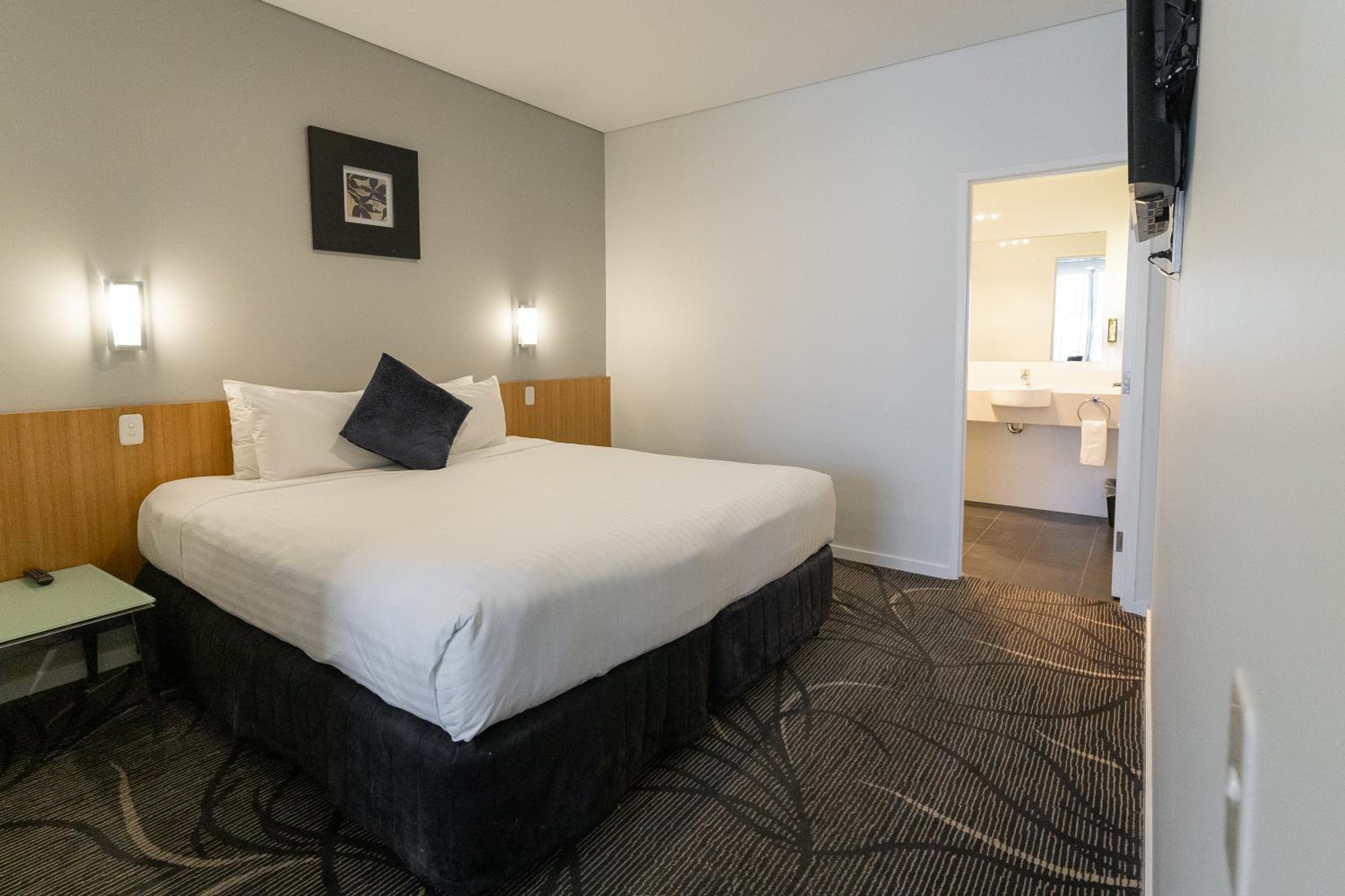 Deluxe King Suite - Photo 9
