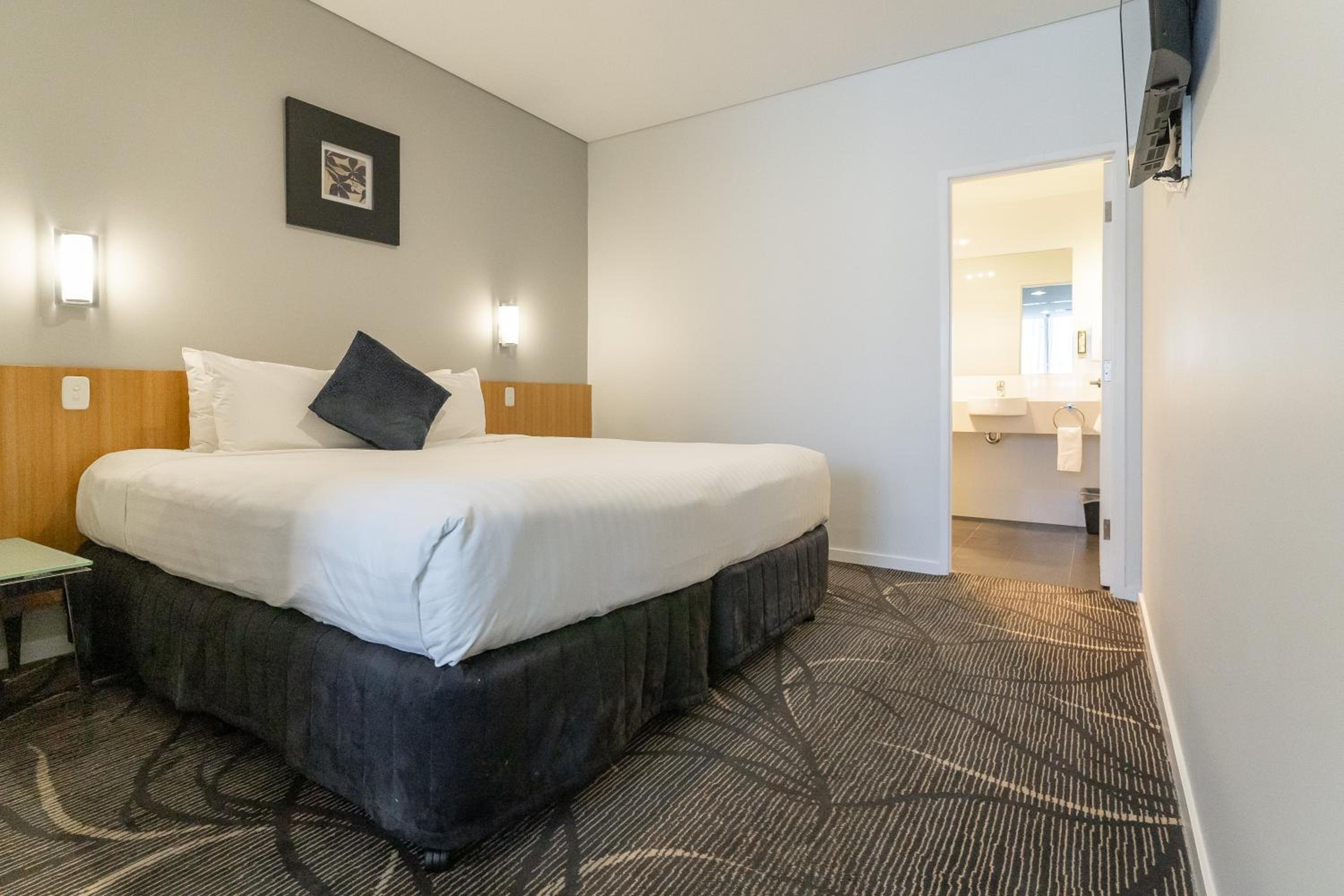 Deluxe King Room - Photo 3