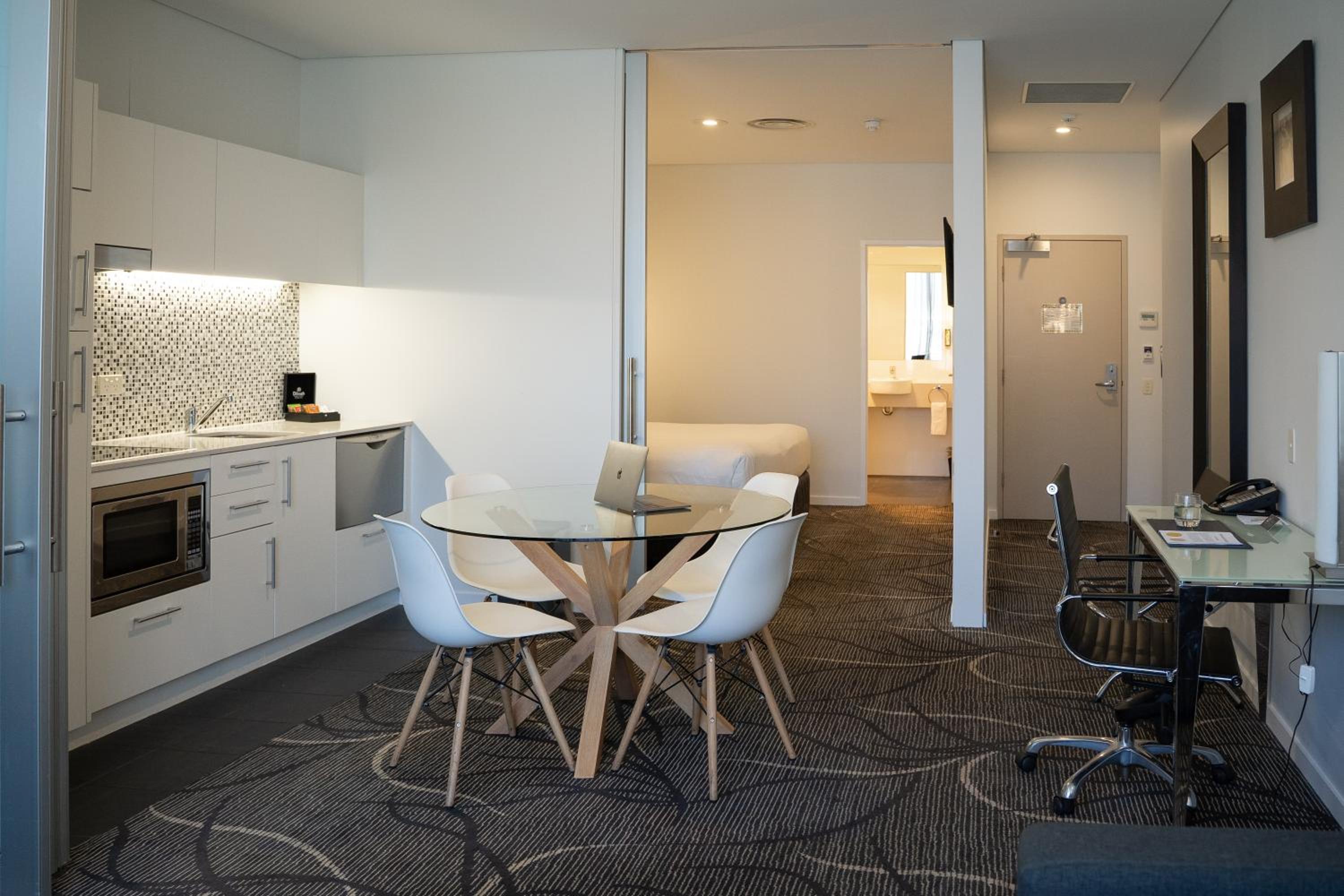 Deluxe King Suite - Photo 6