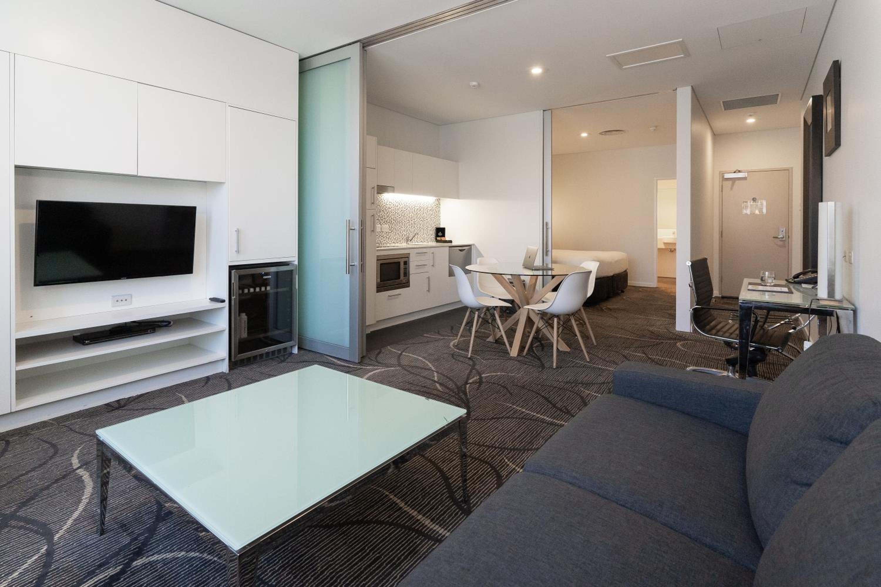 Deluxe King Suite - Photo 8