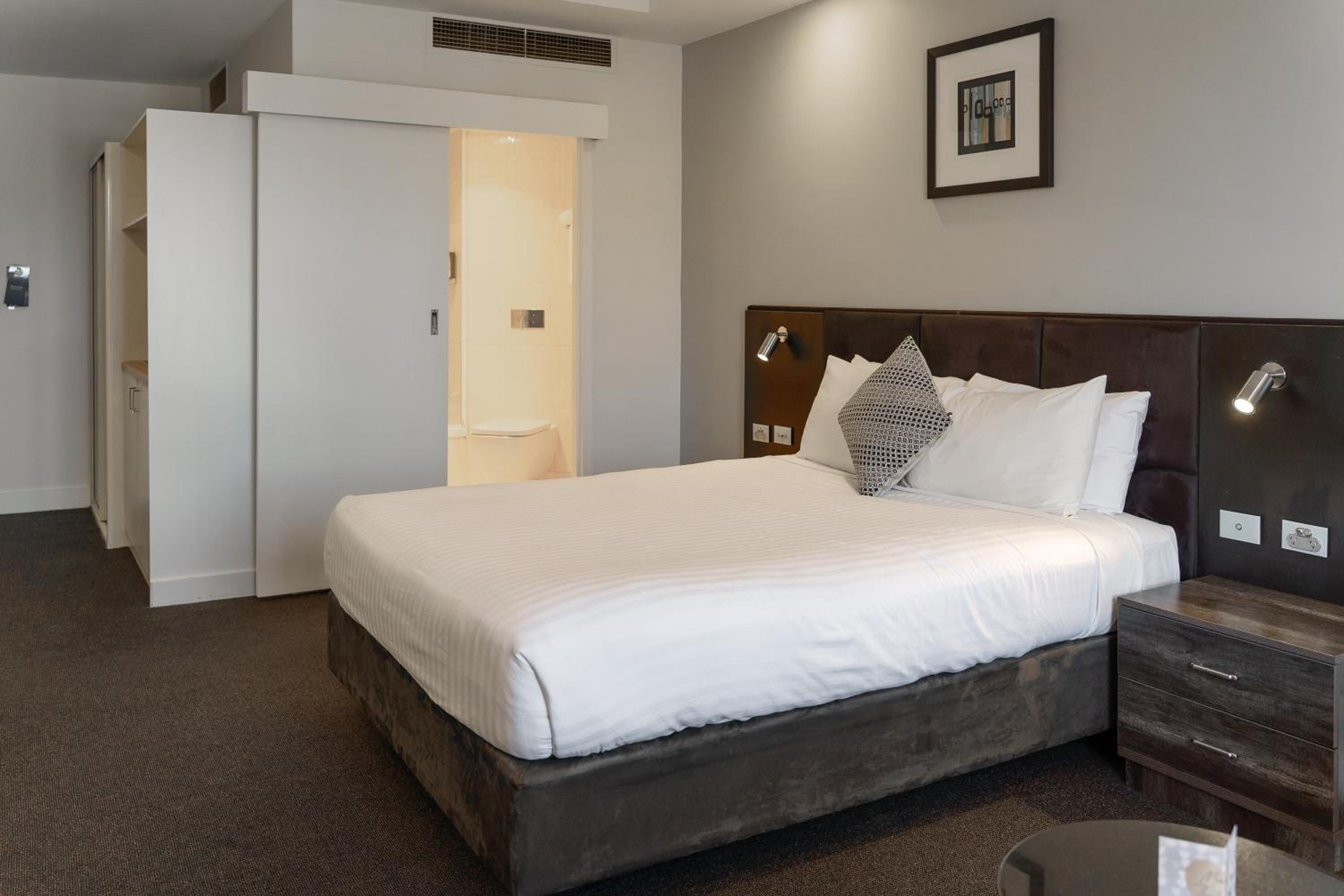 Standard Queen Room - Photo 4