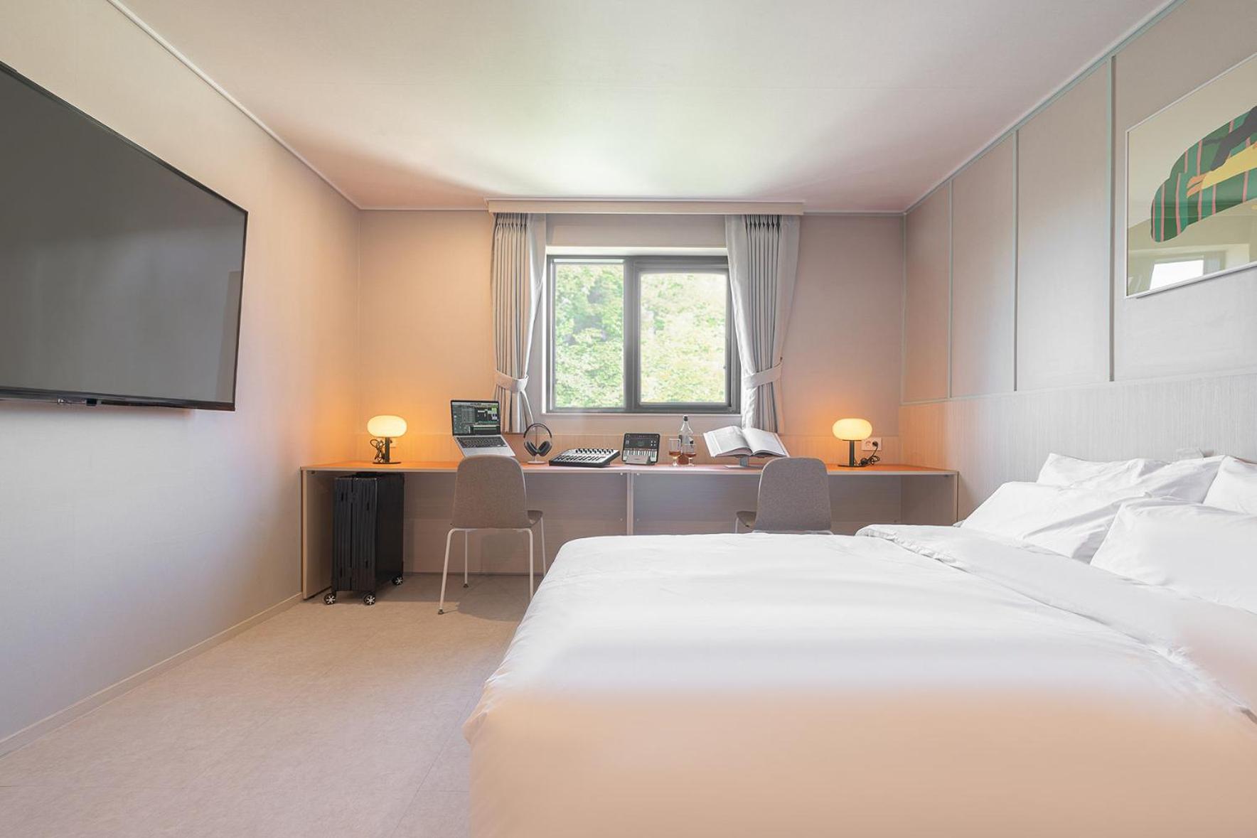Deluxe Double Room with Bartable - Photo 1