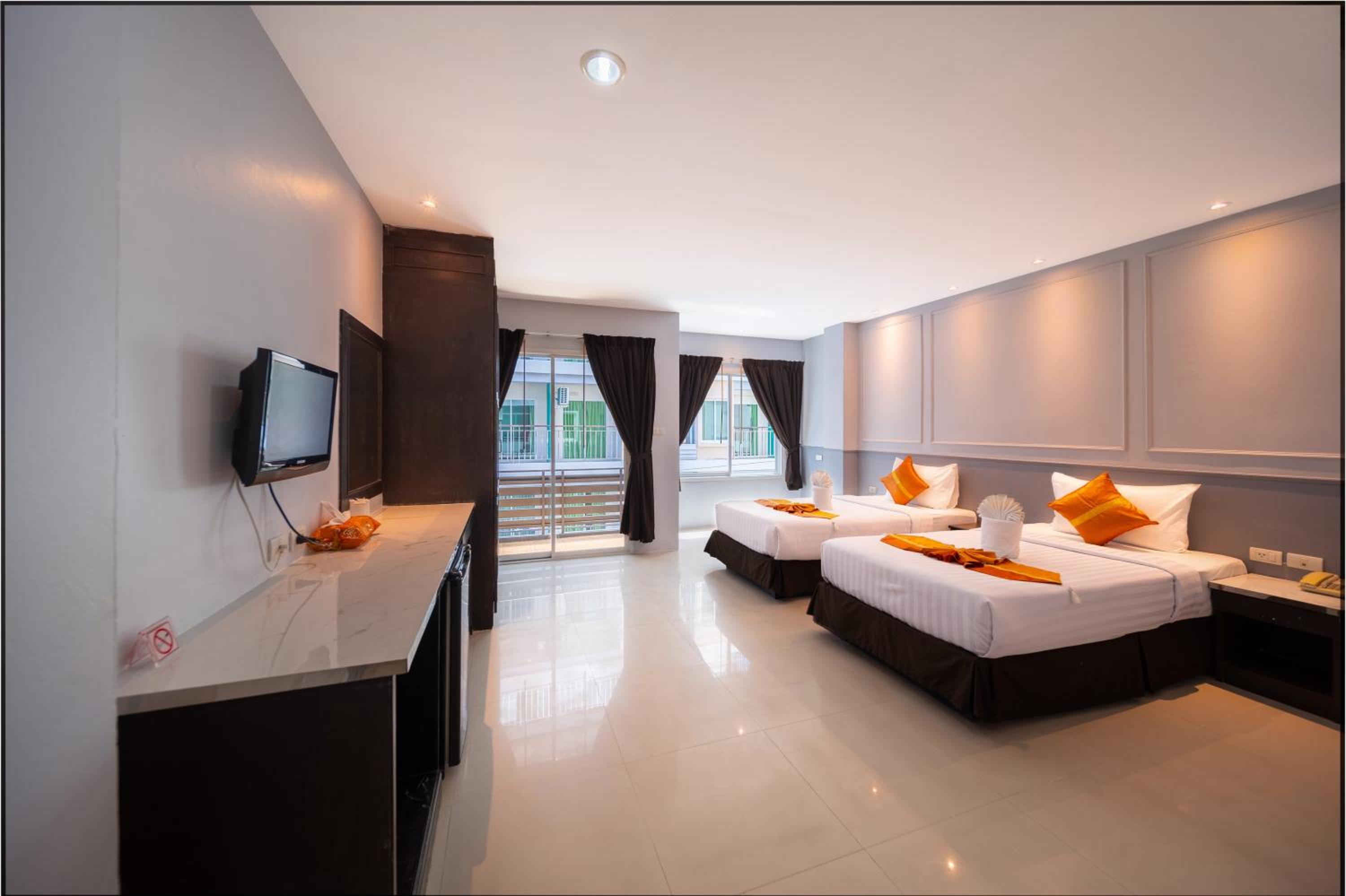 Deluxe Room - Photo 6