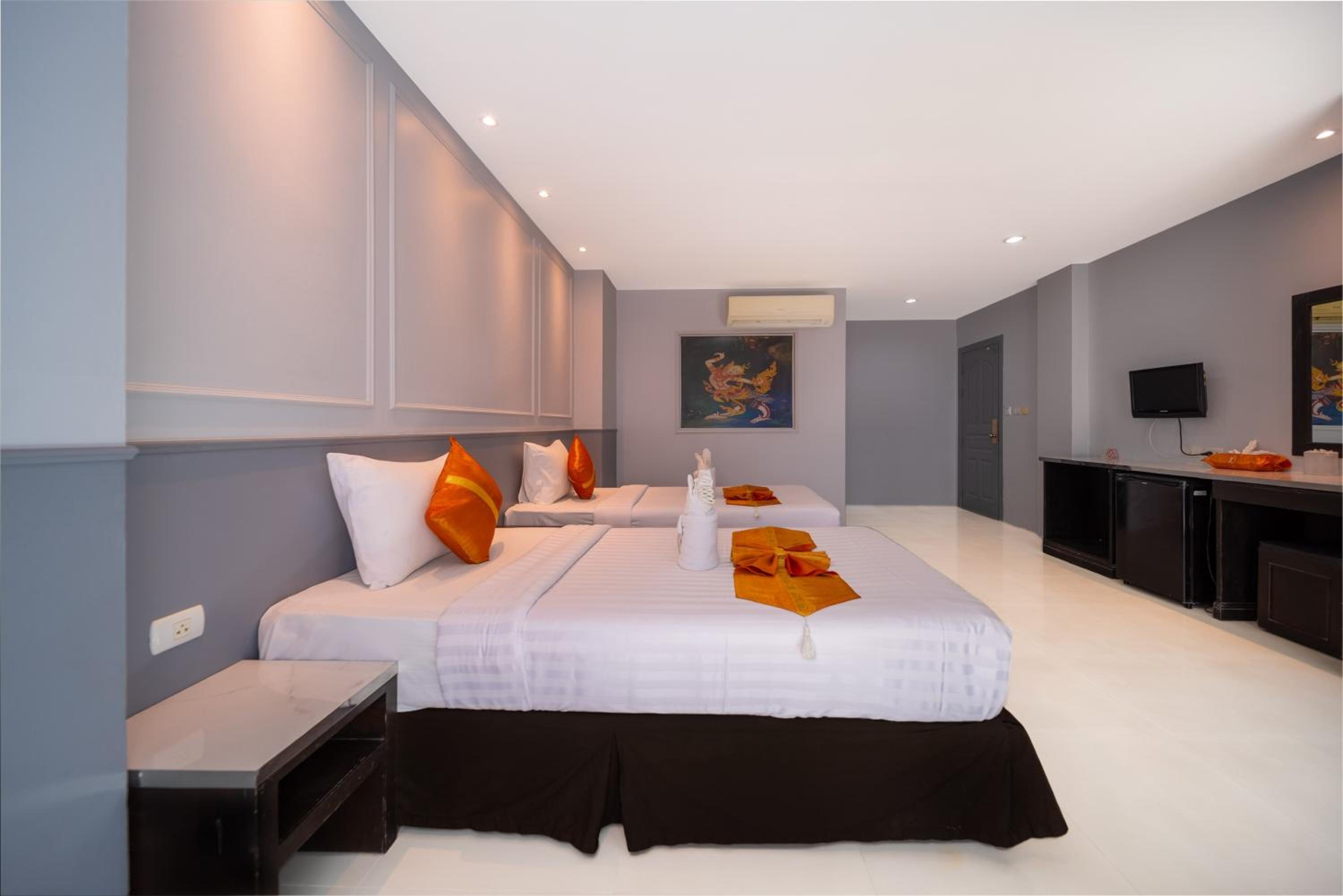 Deluxe Room - Photo 11