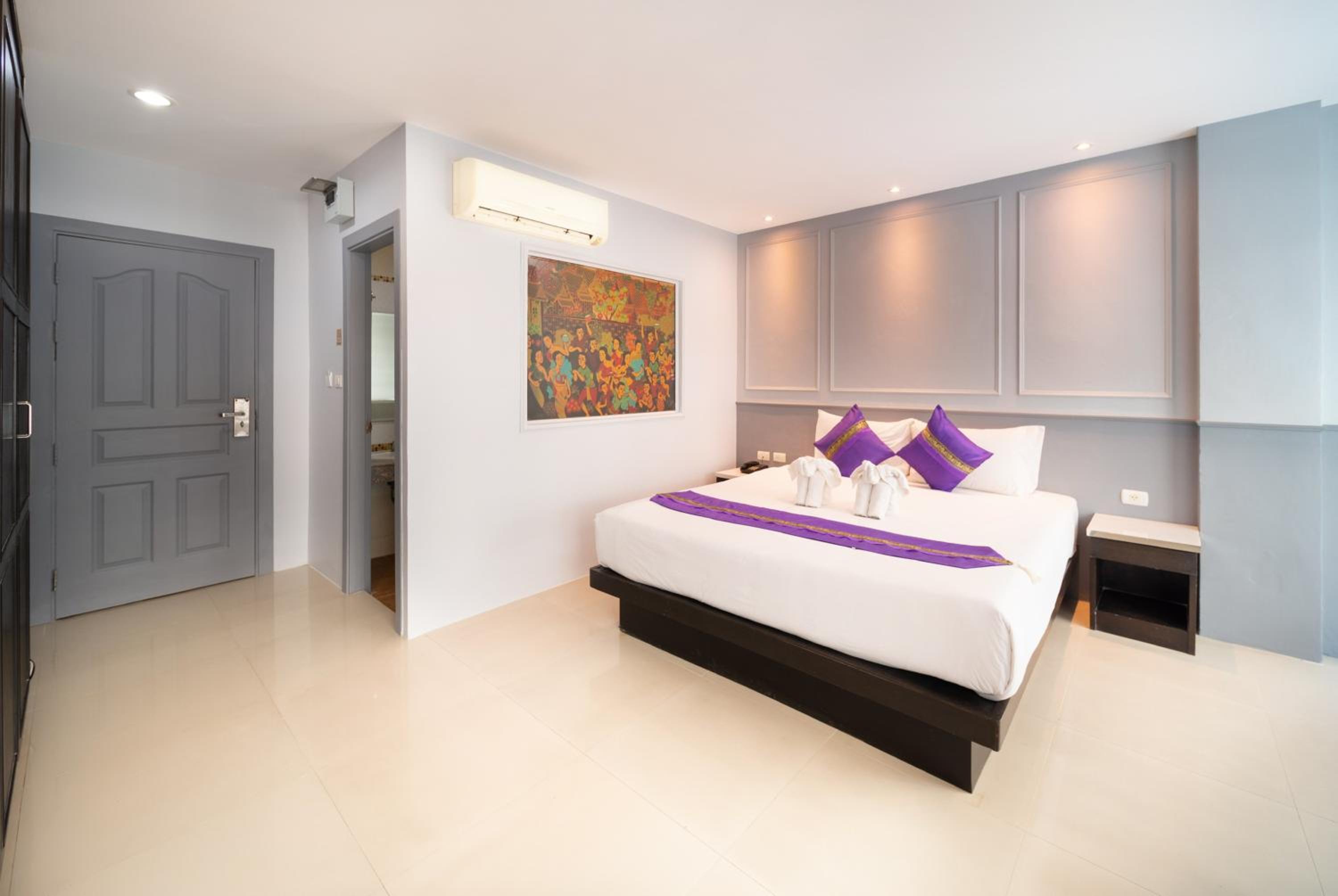 Deluxe Room - Photo 10