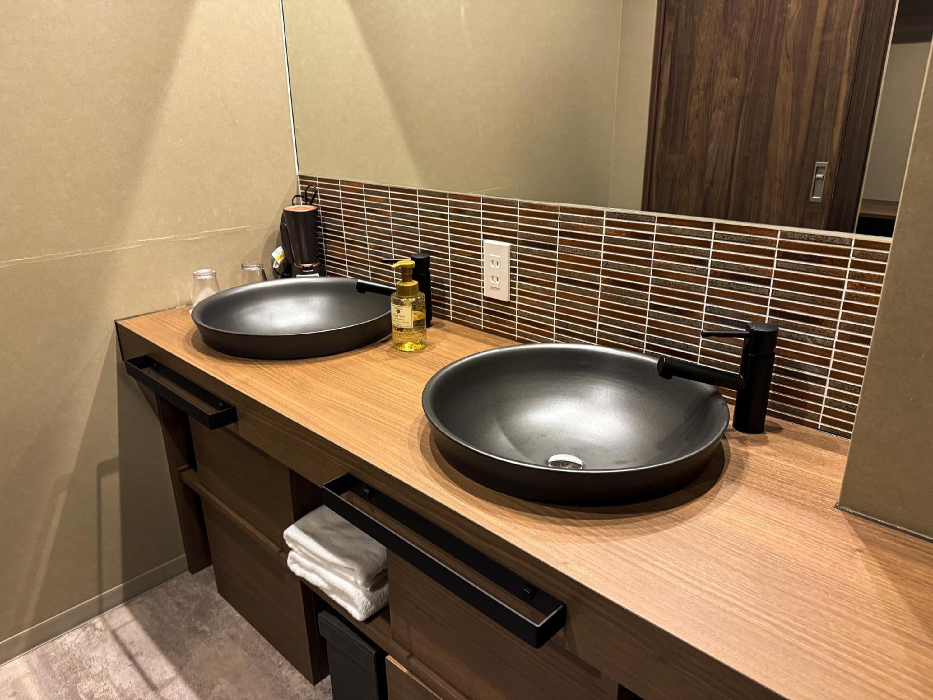 Suite - Photo 15