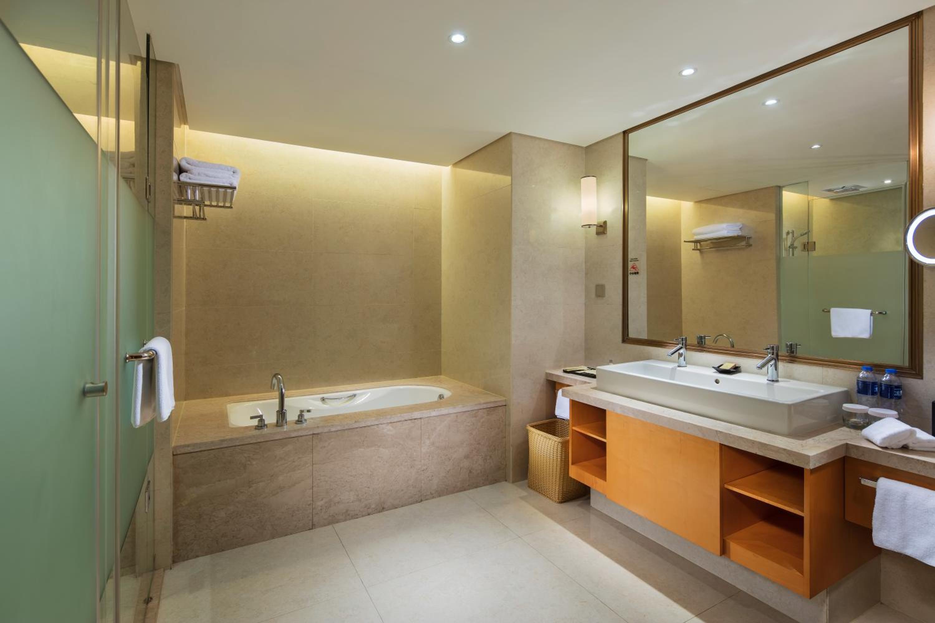 King Hilton Executive Room - Photo 3