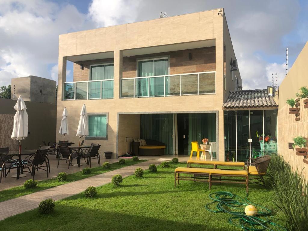 Eight-Bedroom House photo 2