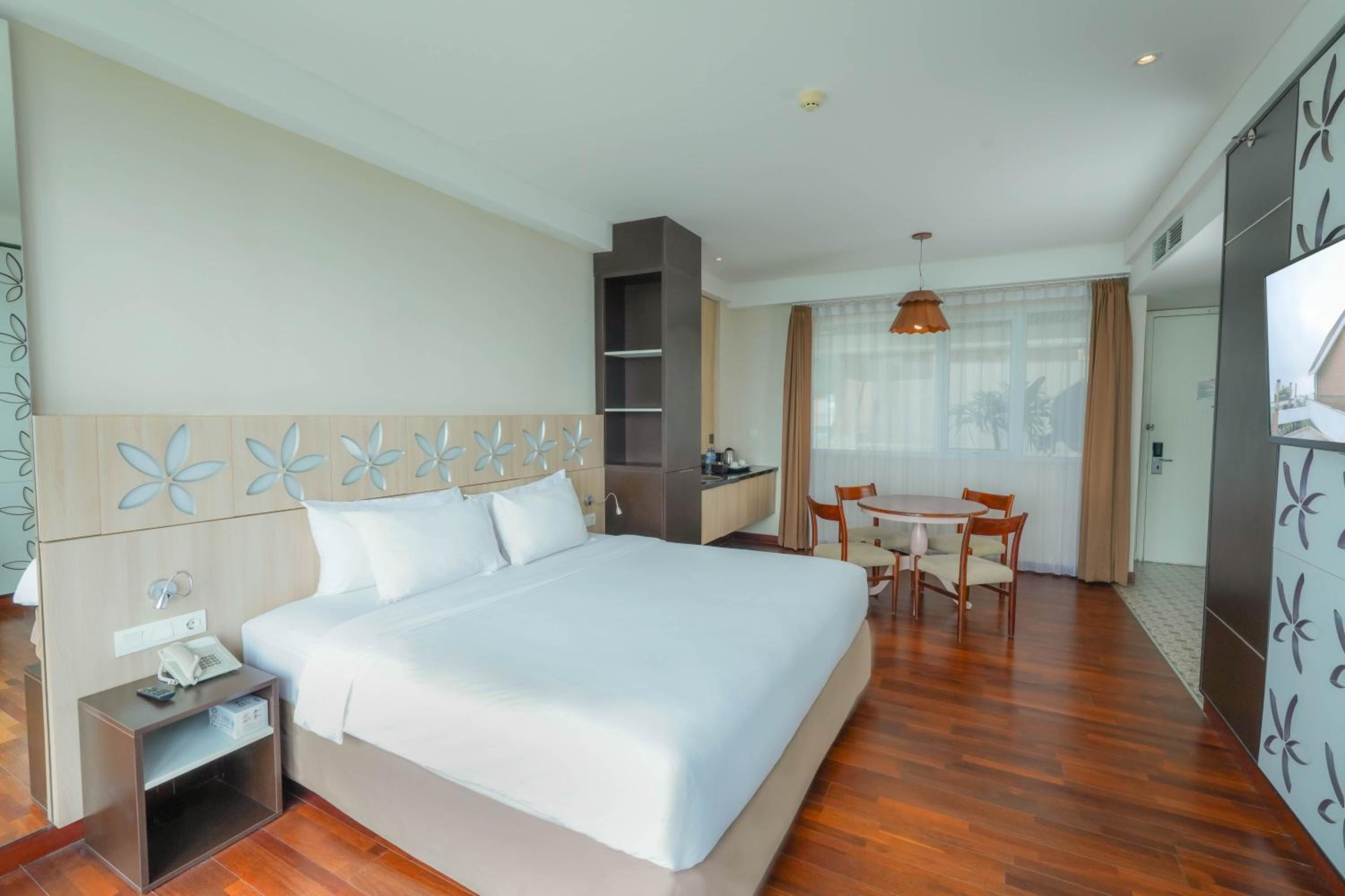 Junior Suite with Balcony photo 2