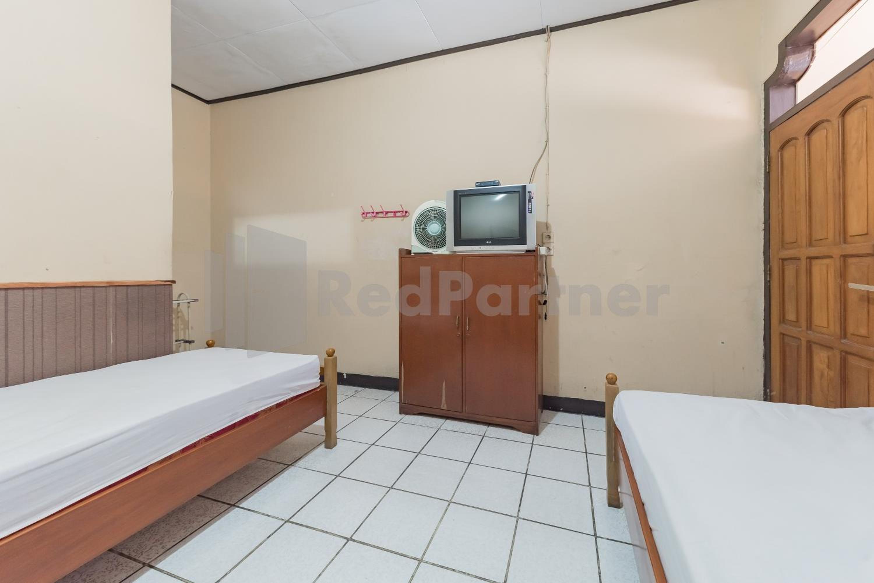Budget Twin Room - Photo 4