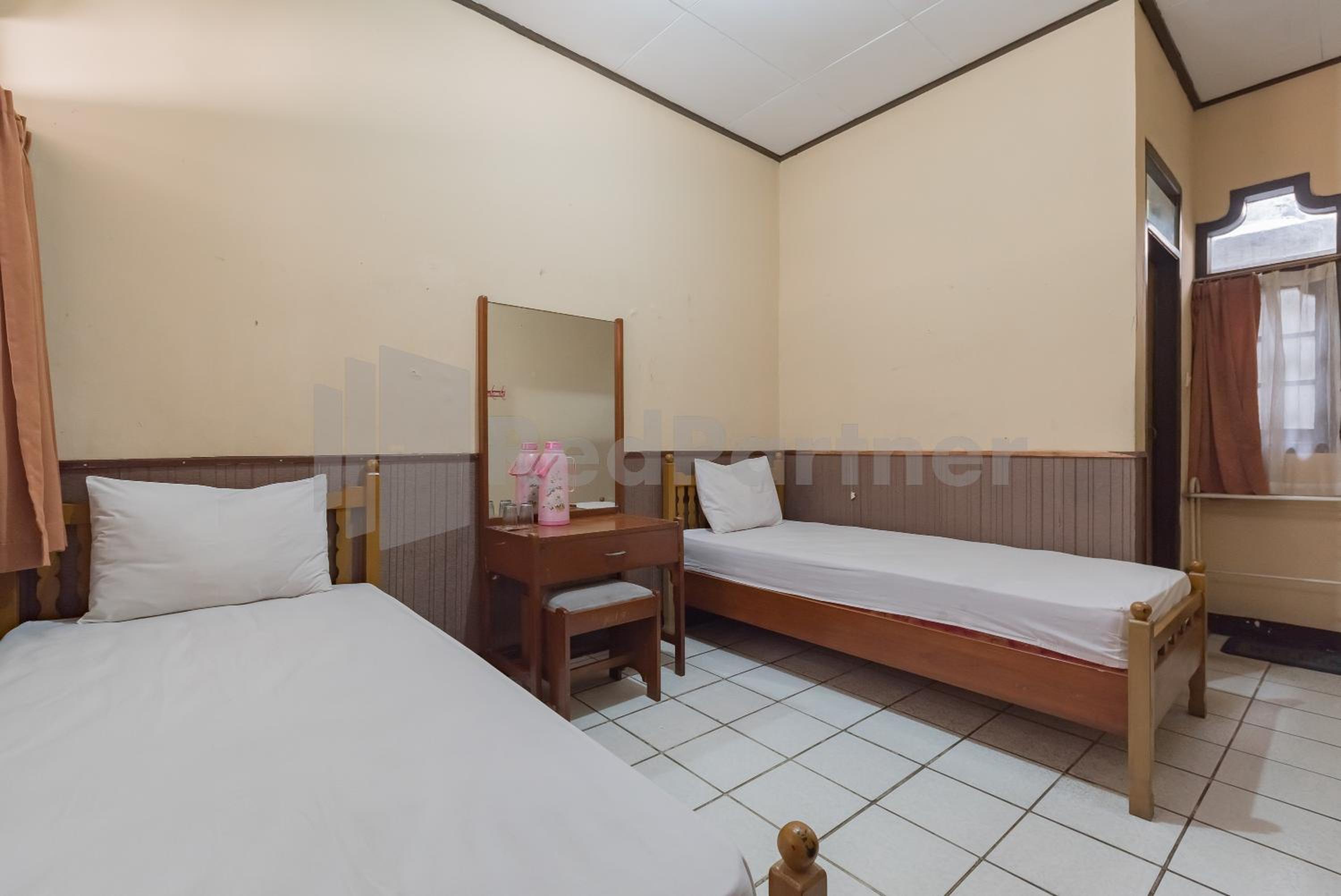 Budget Twin Room - Photo 1