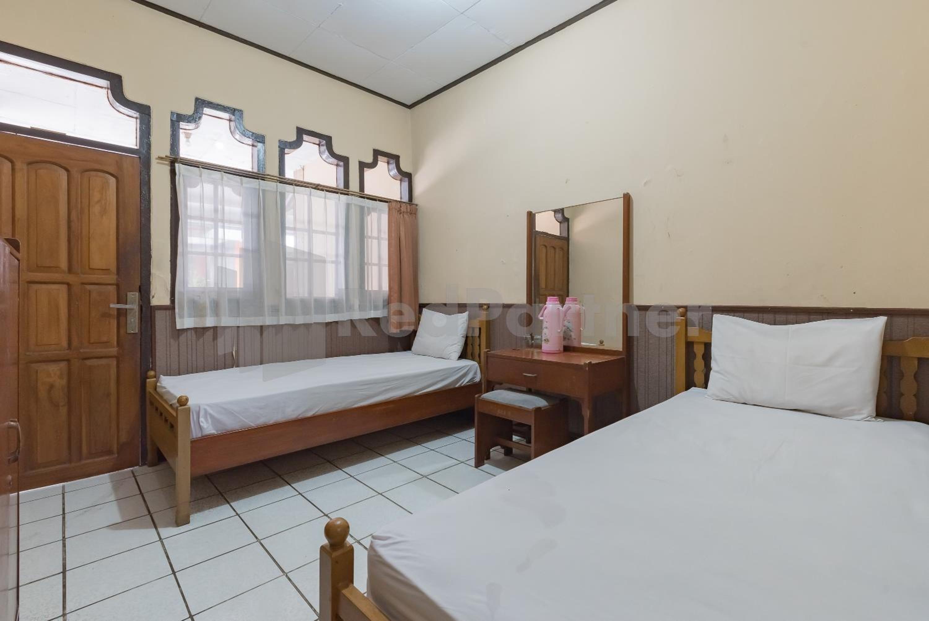 Budget Twin Room - Photo 3