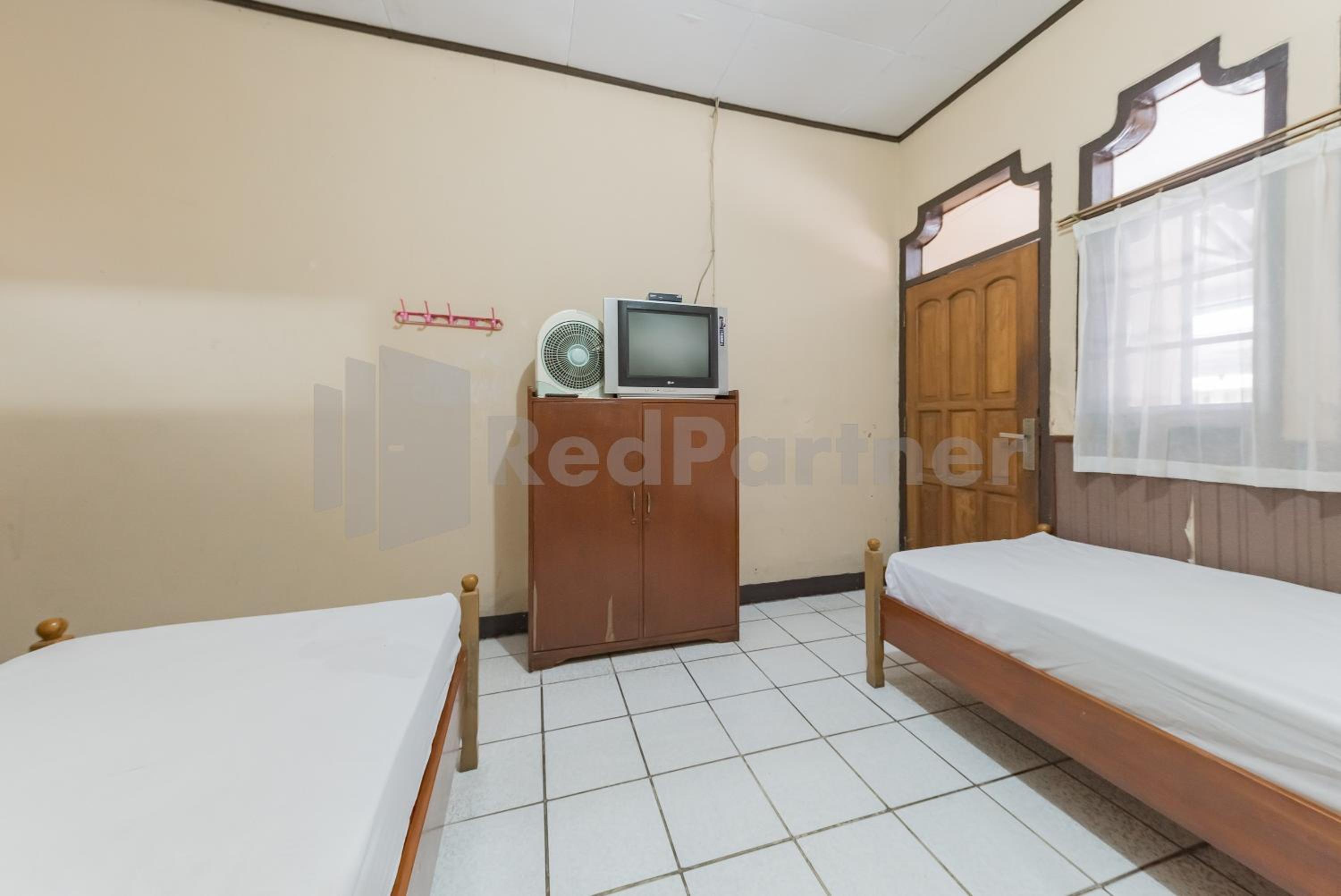 Budget Twin Room - Photo 2