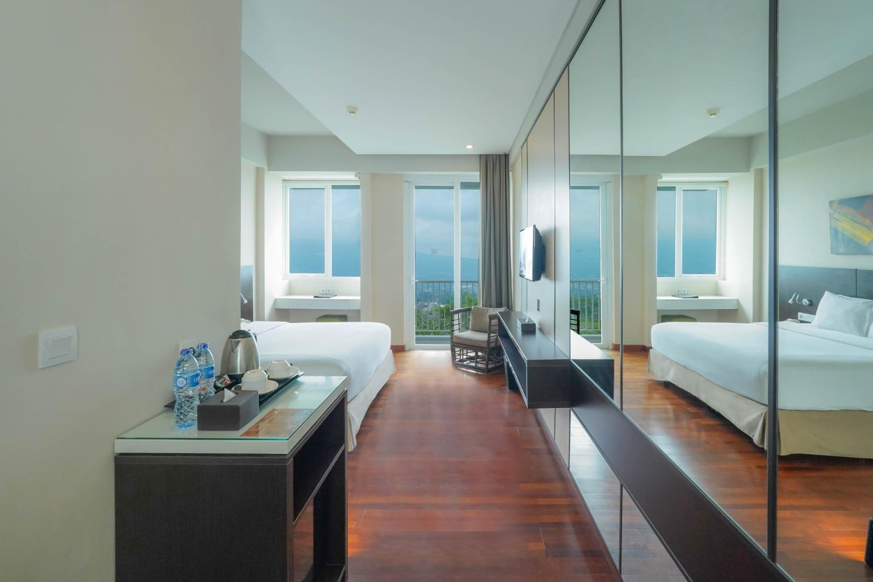 Deluxe Double Room with Balcony photo 2