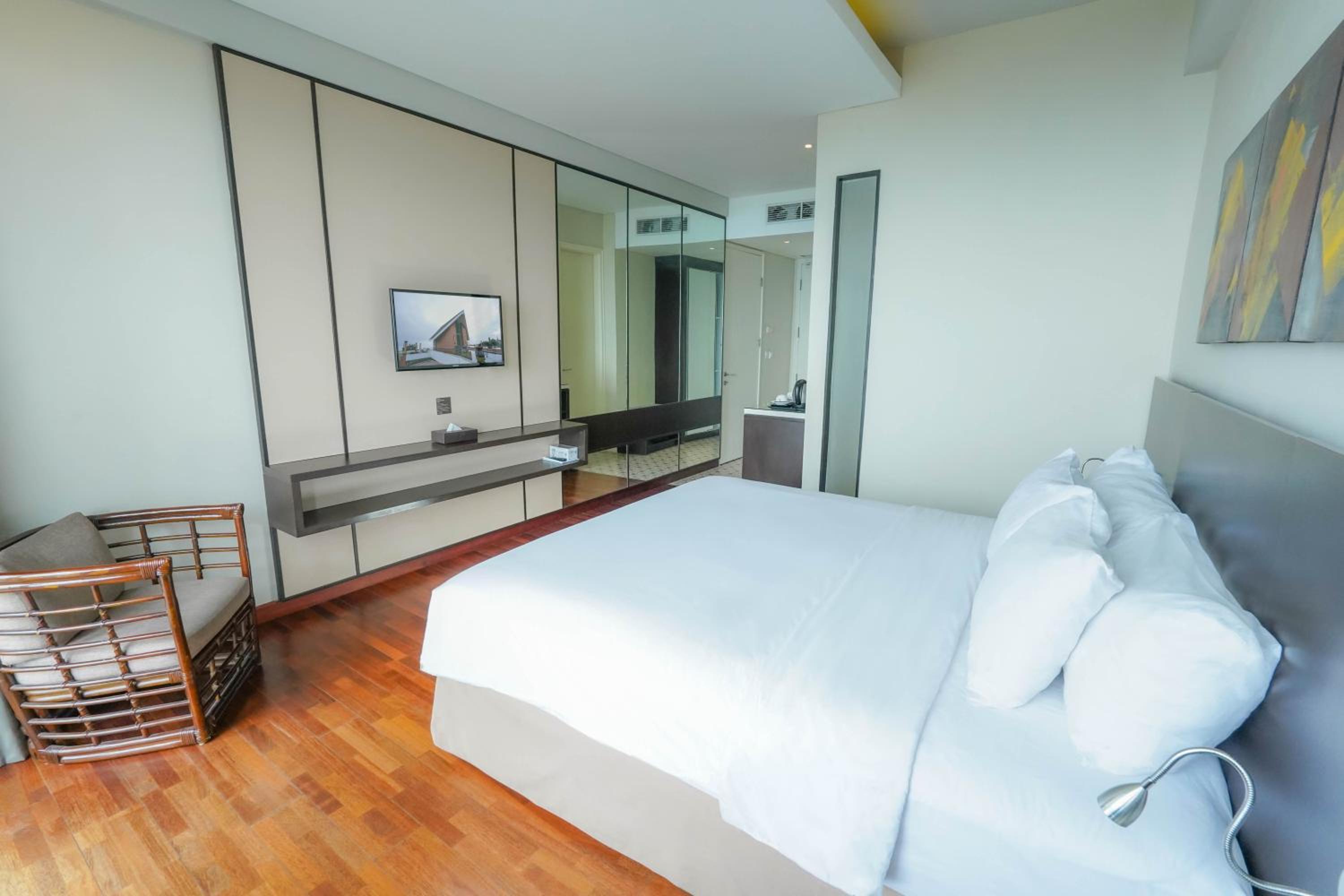 Deluxe Double Room with Balcony photo 3