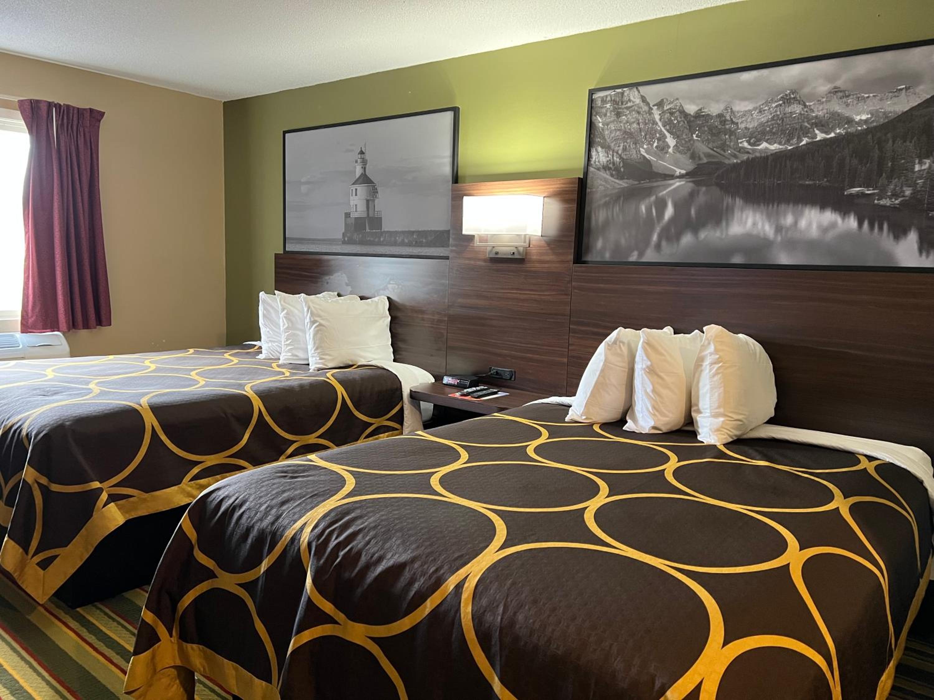 Queen Room with Two Queen Beds - Non-Smoking - Photo 3