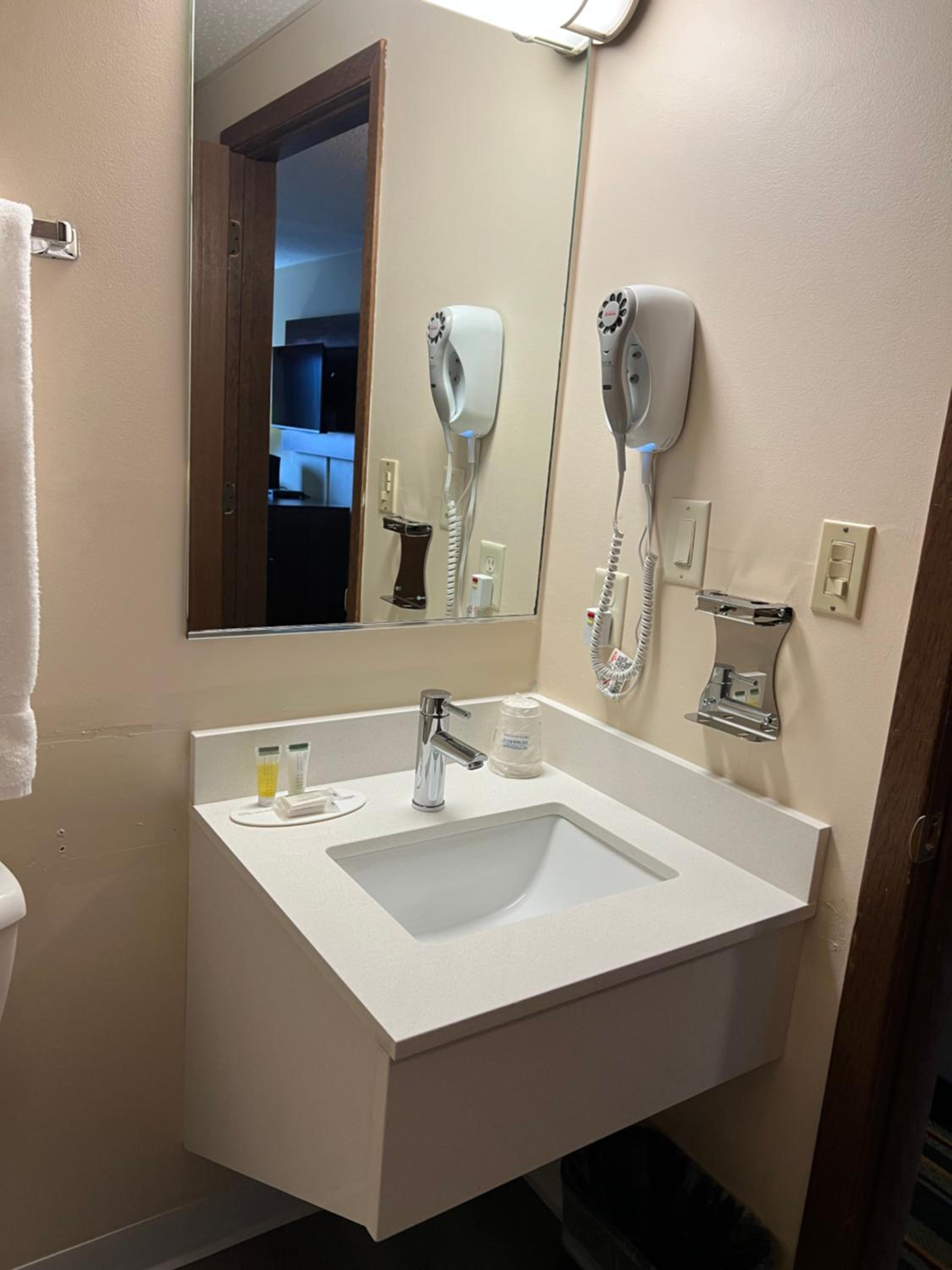 King Suite - Non-Smoking - Photo 2
