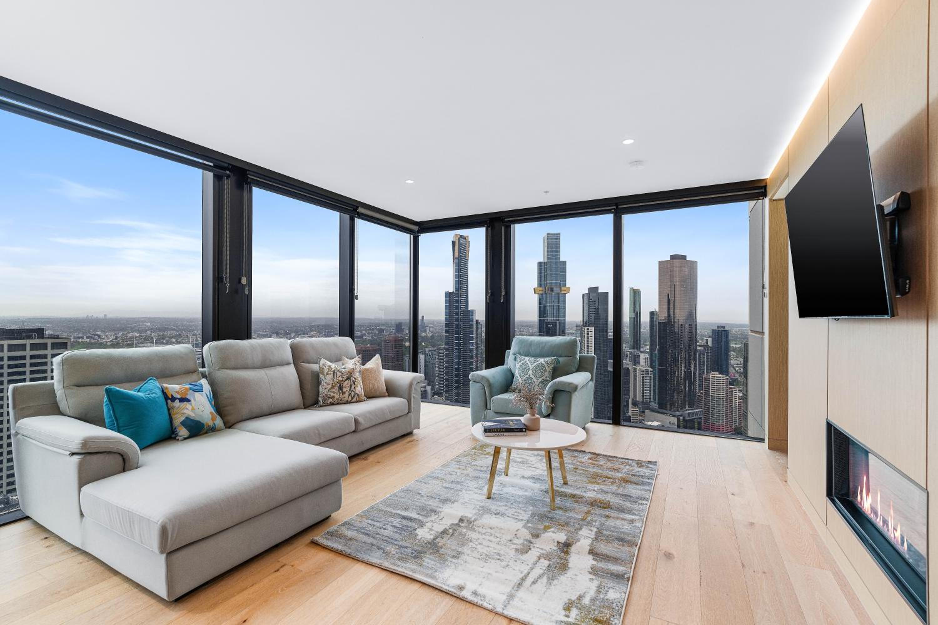 Three Bedroom Three Bathroom City View Apartment thumbnail 5