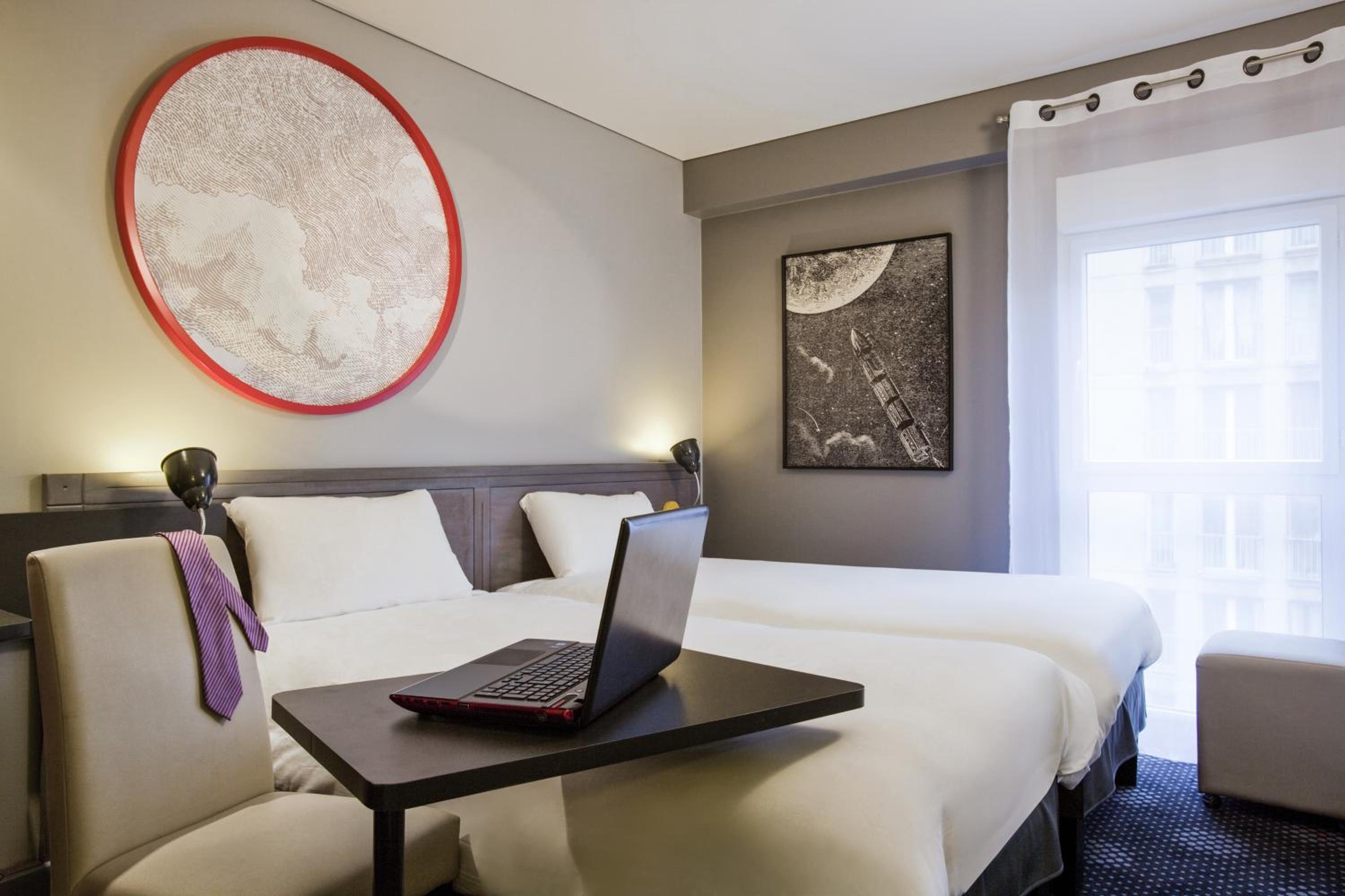 Standard Family Suite with Two Connecting Rooms - Photo 3