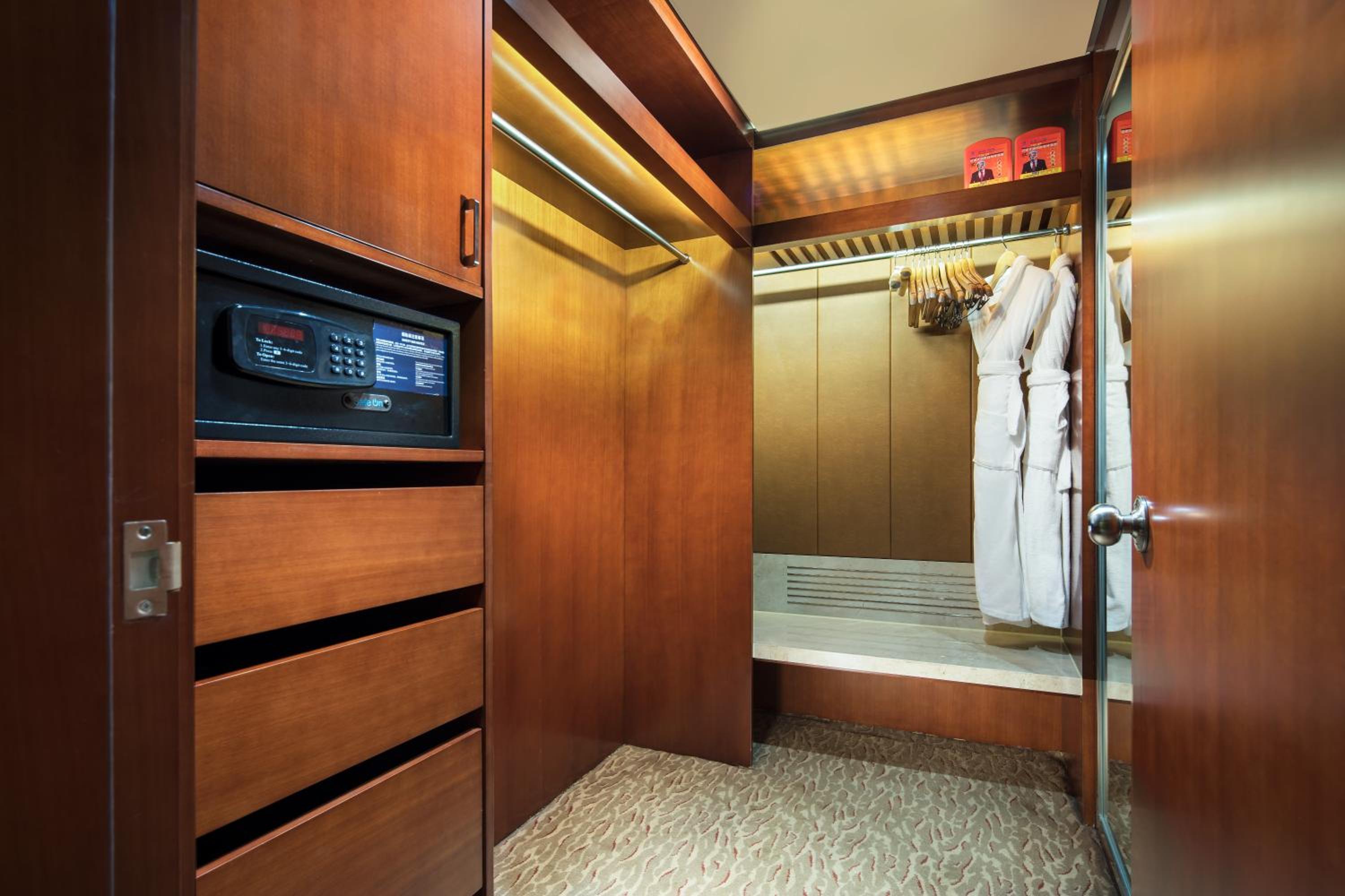 King Deluxe River View Room - Photo 4