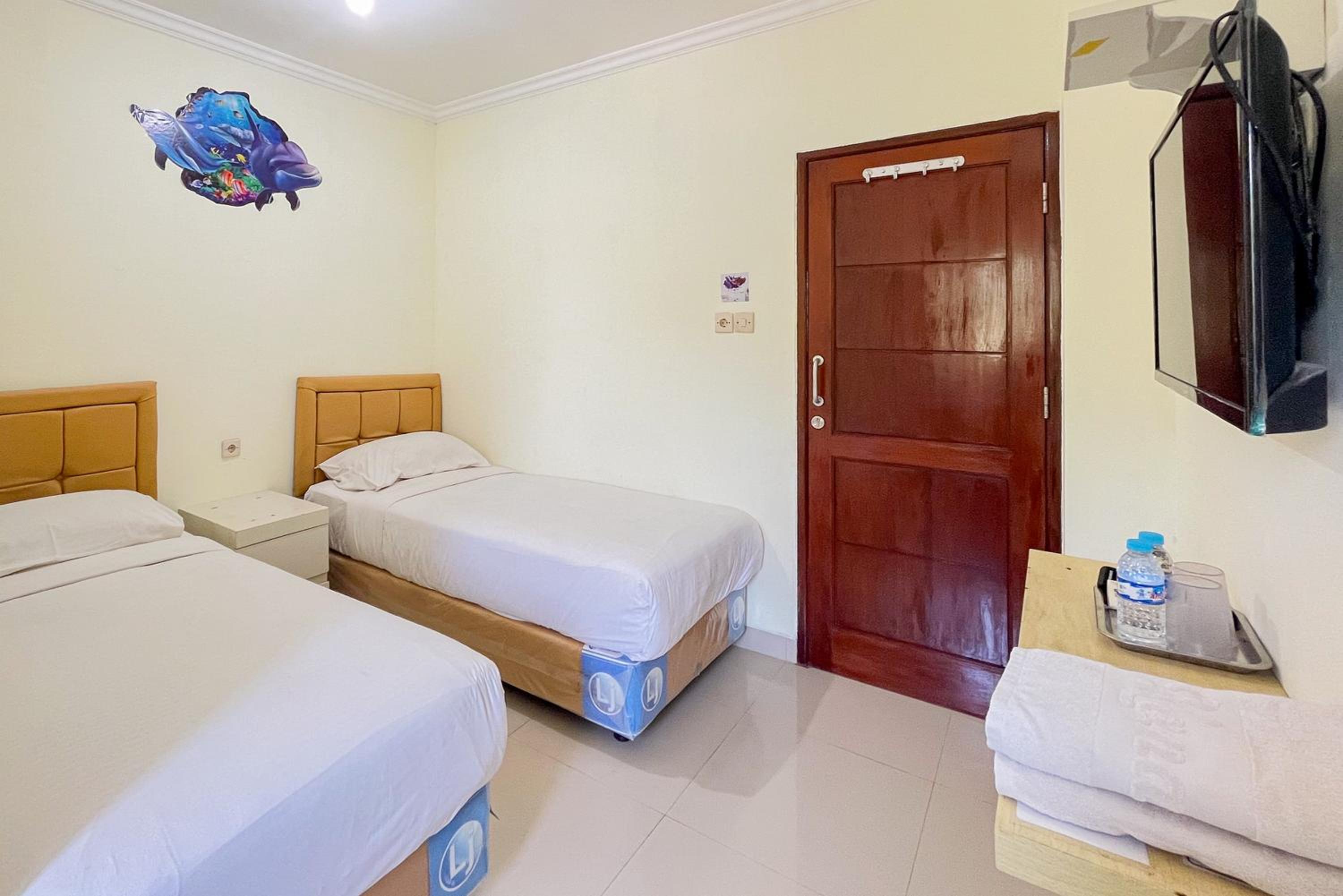 Standard Twin Room - Photo 10