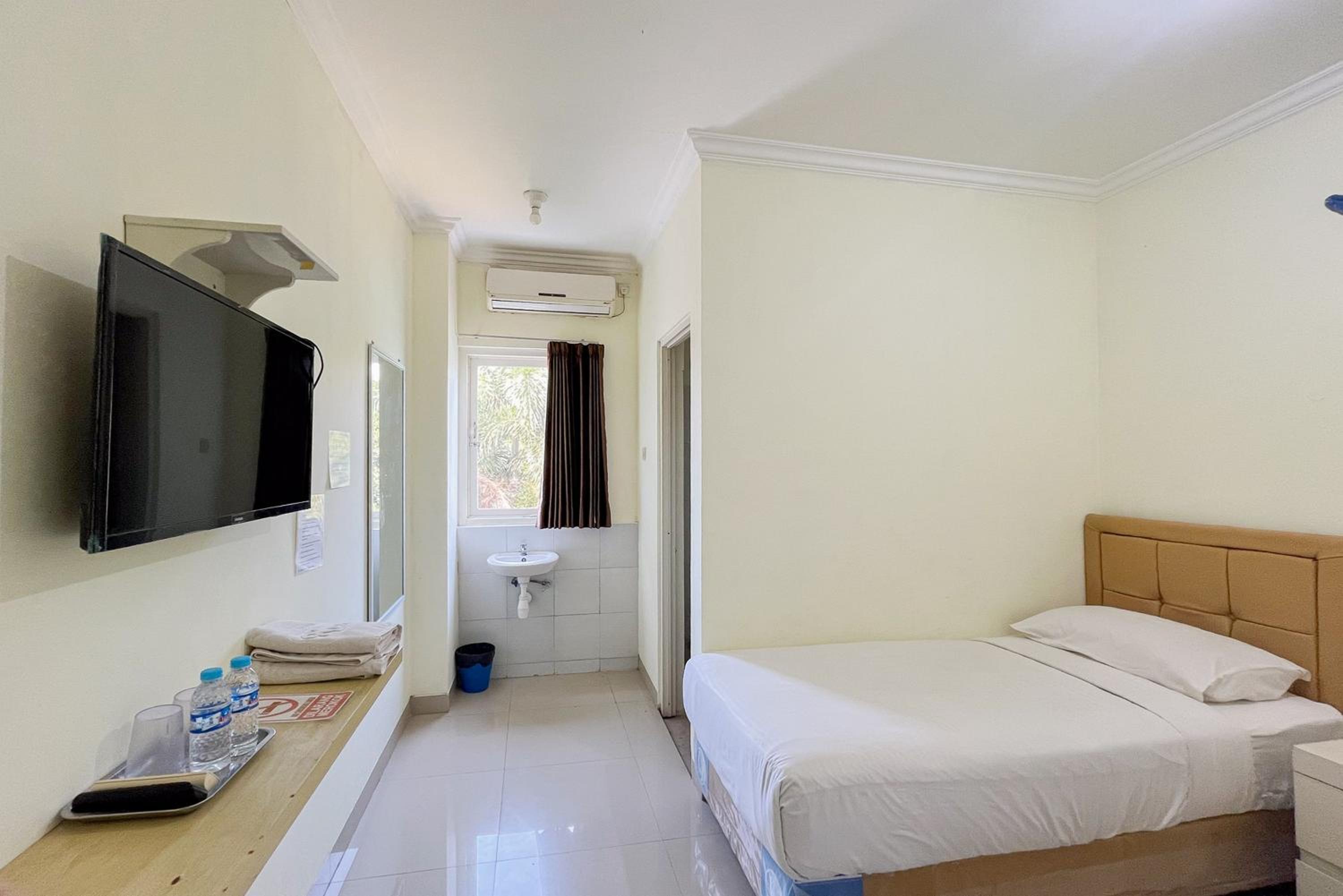 Standard Twin Room - Photo 1