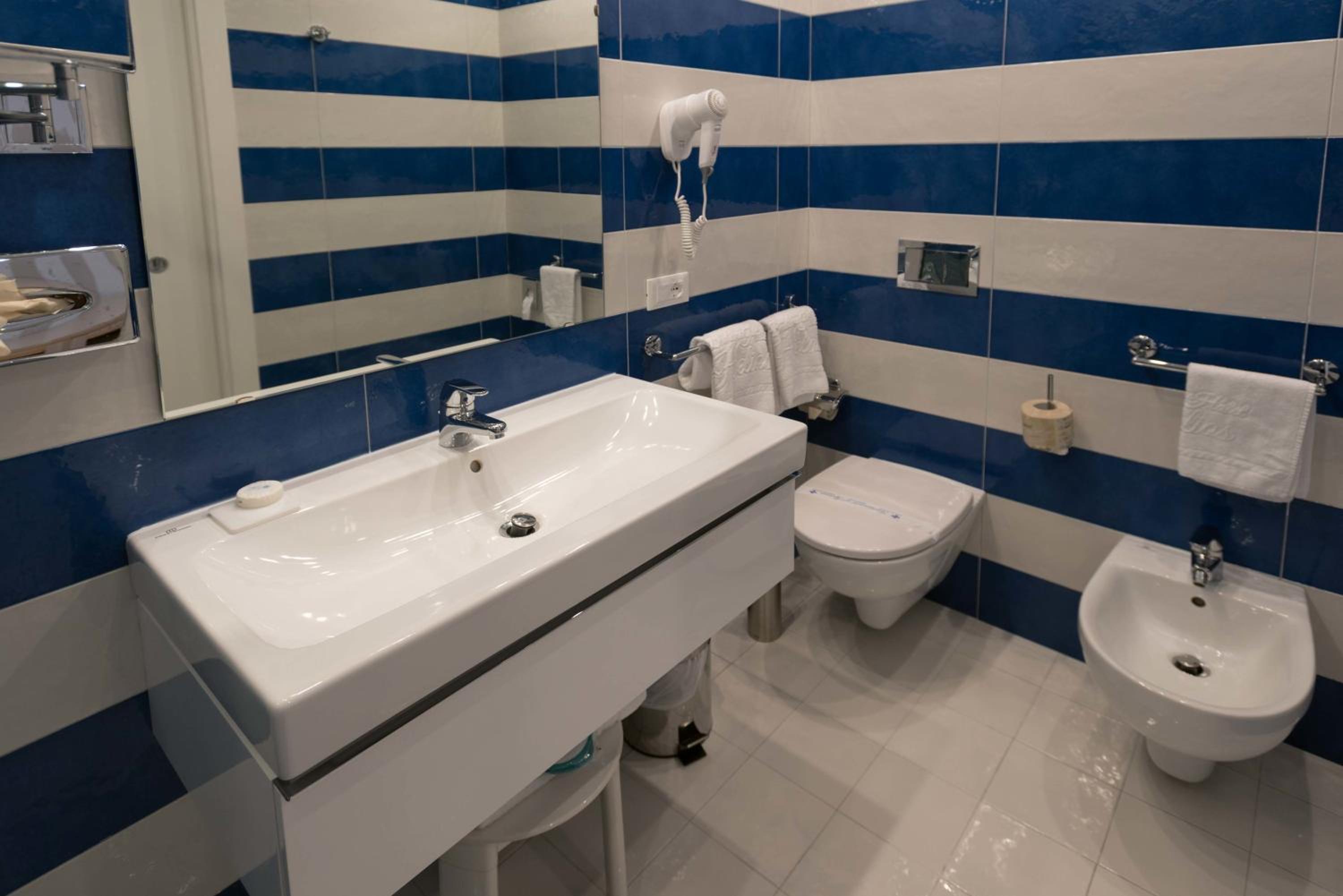 Superior Double Room thumbnail 5