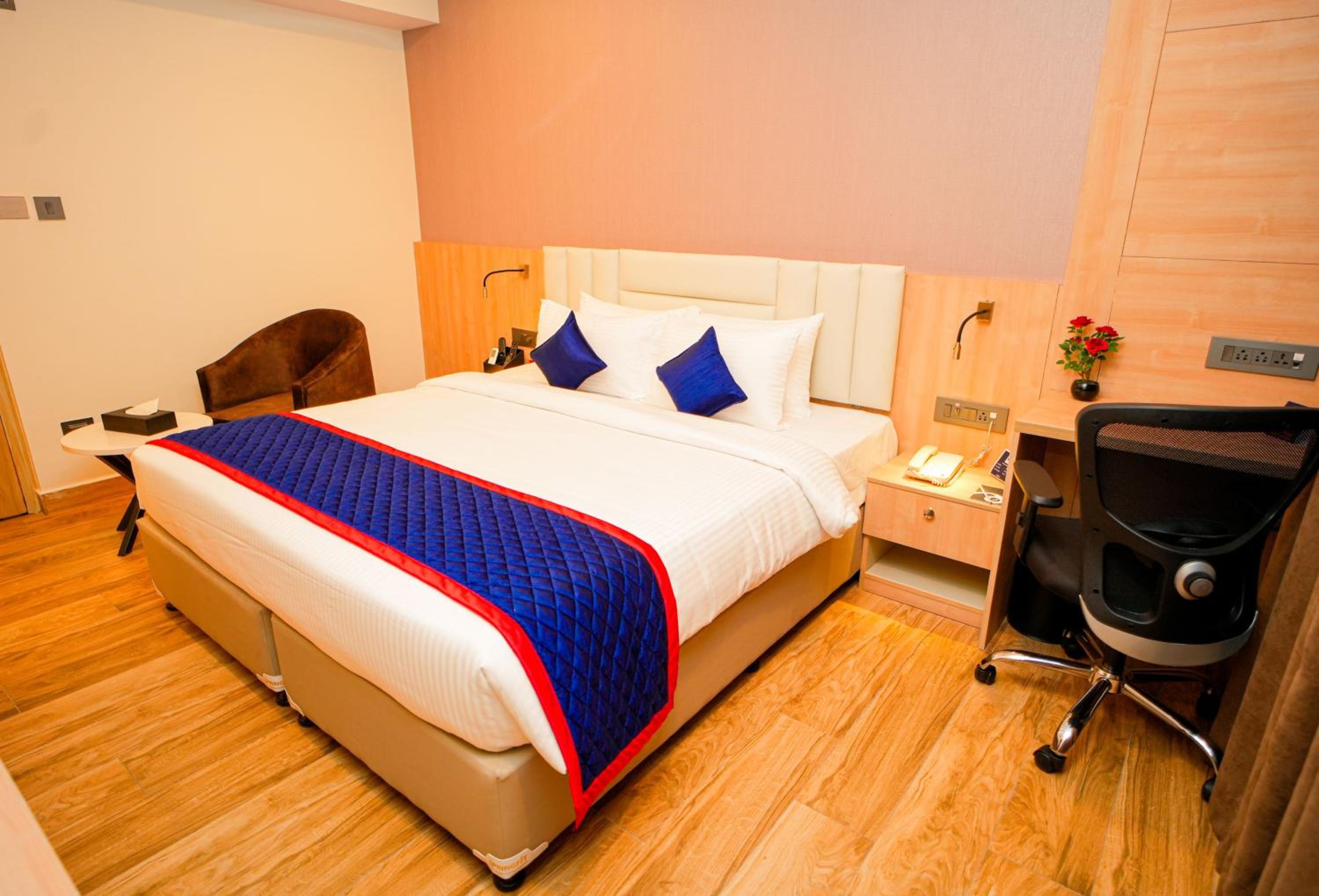 Superior King Room - Photo 3
