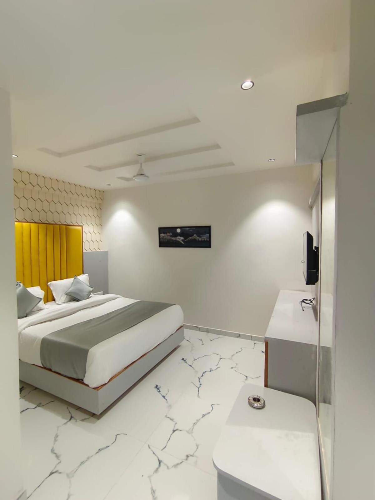 Deluxe Queen Room