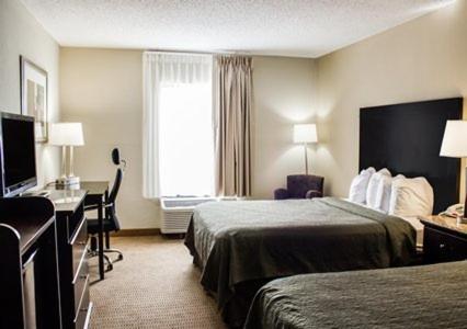 Queen Room with Two Queen Beds - Non-Smoking - Photo 2