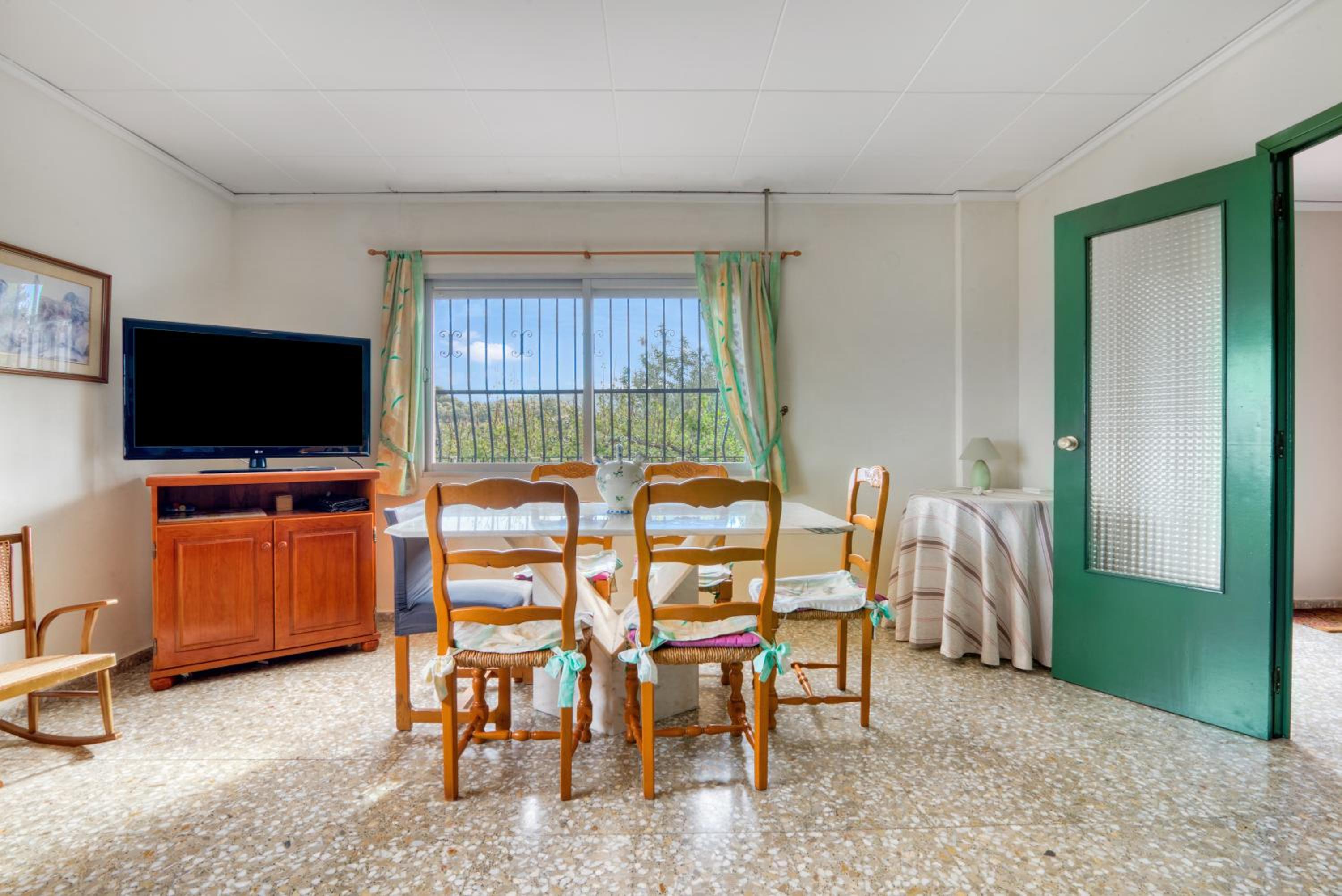 Three-Bedroom Premium Apartment with Balcony photo 2