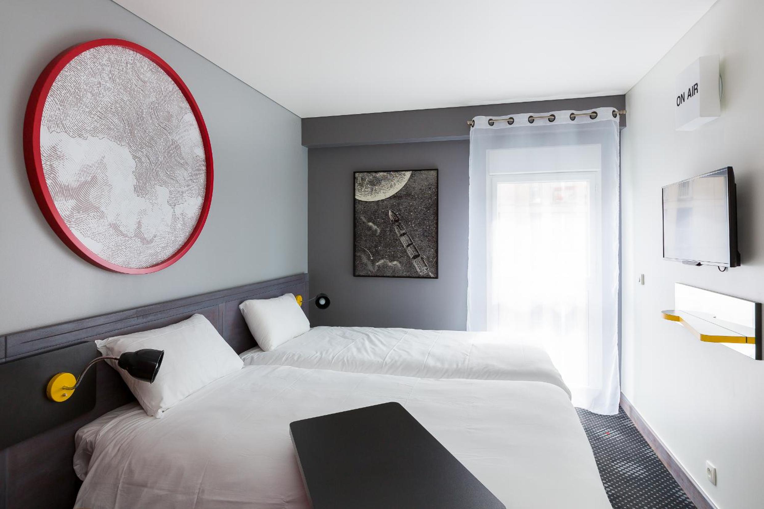 Standard Family Suite with Two Connecting Rooms - Photo 2