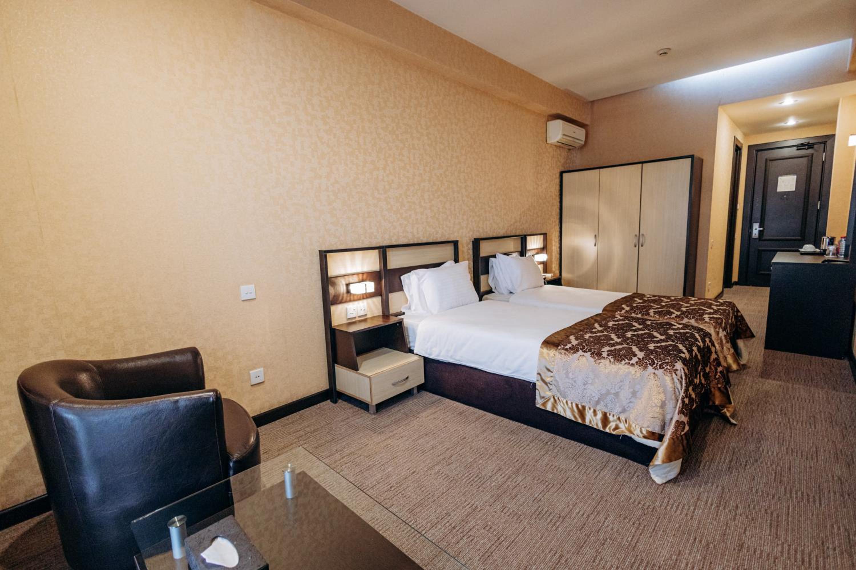 Twin Room - Non-Smoking - Photo 9