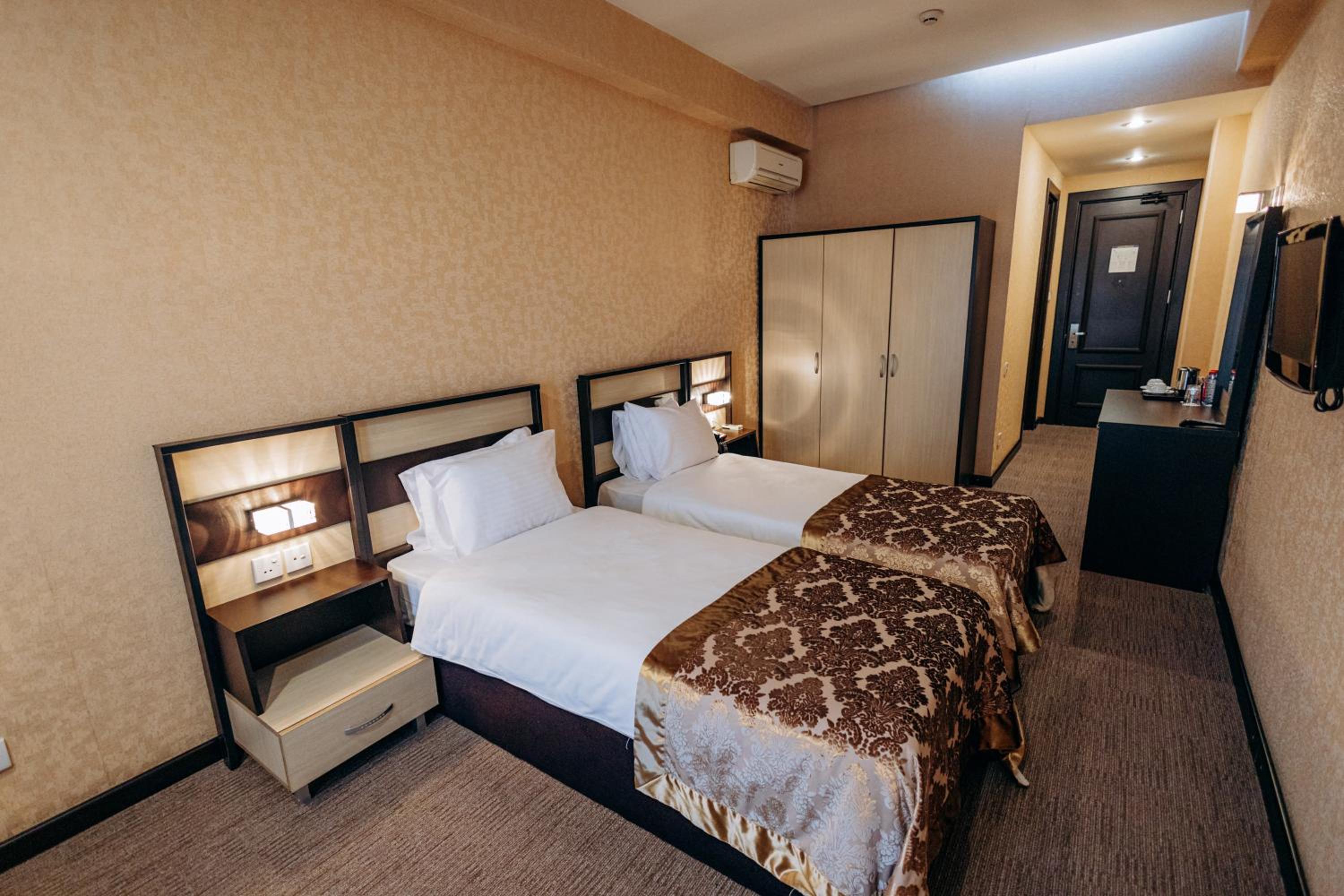 Twin Room - Non-Smoking - Photo 11